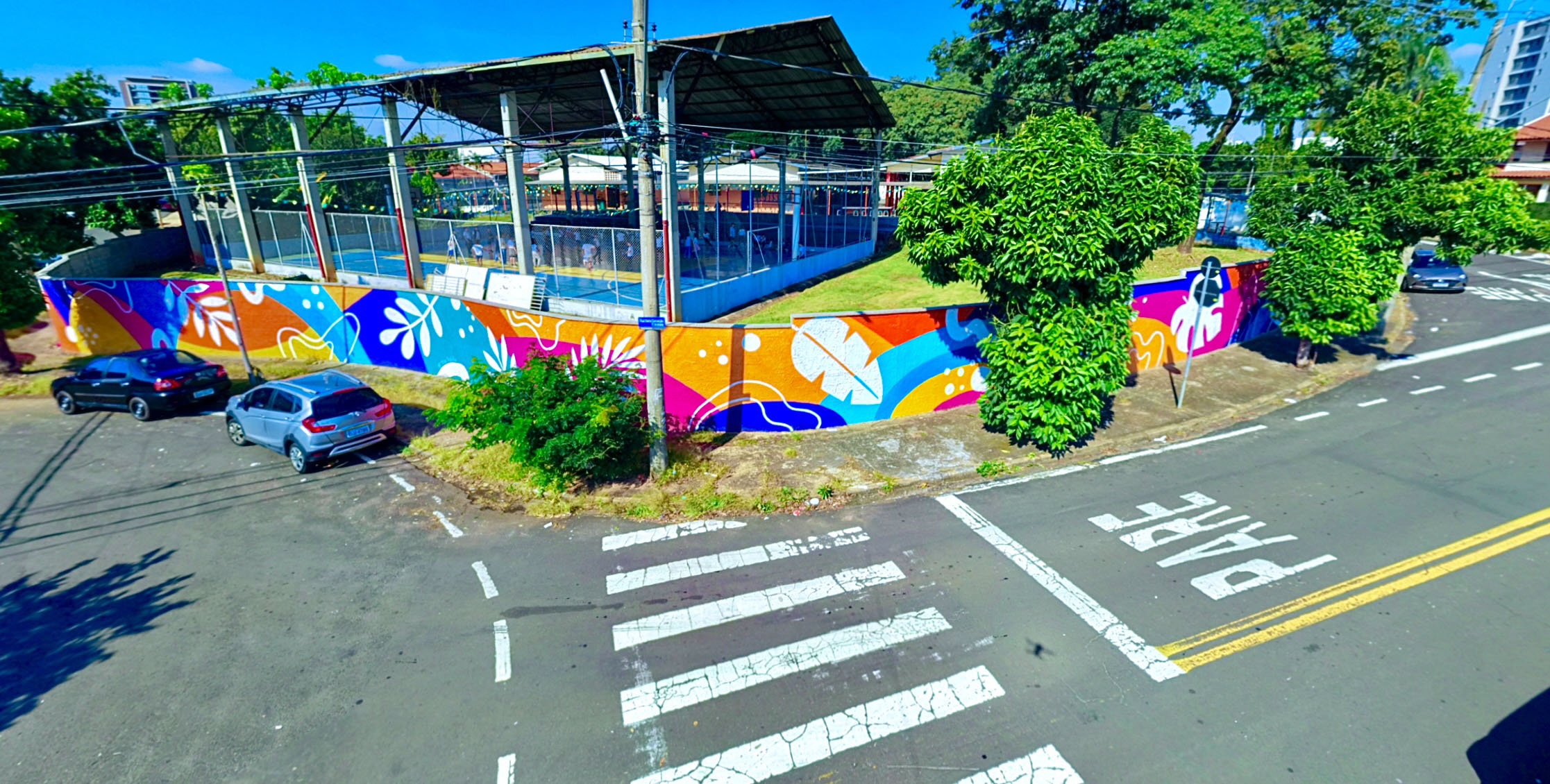 A obra “Estação das Coisas”, de Thais Paiola, propõe uma flora lúdica e colorida para refletir sobre a educação ambiental
