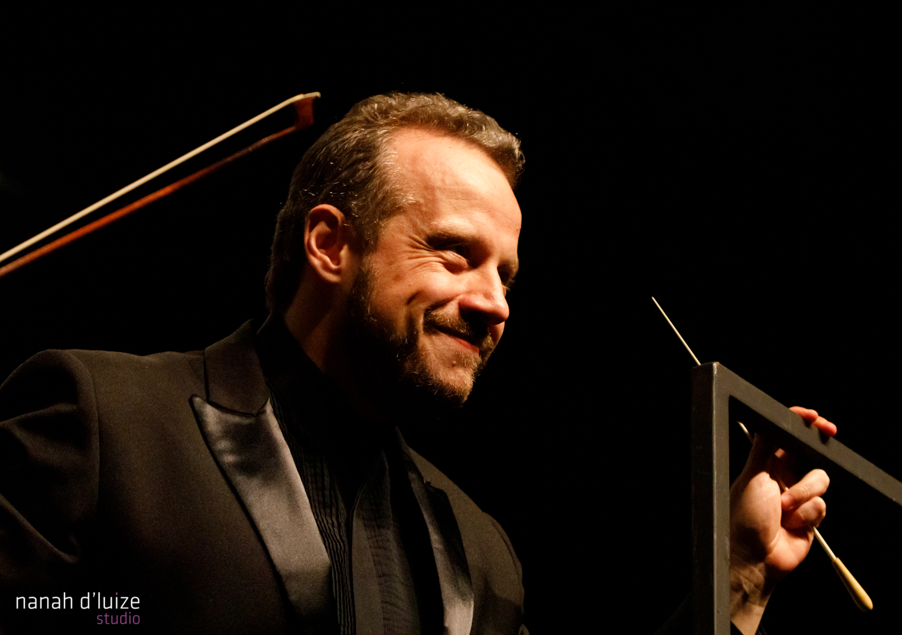 O maestro Guilherme Mannis rege a Orquestra Sinfônica de Campinas no concerto “Paisagens Sonoras”