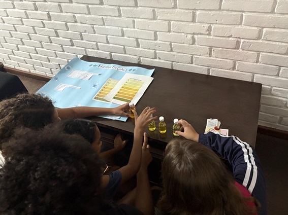 Crianças atendidas pelo CMPCA aprendem sobre importância de tomar líquidos com frequência, com orientações sobre sinais de desidratação
