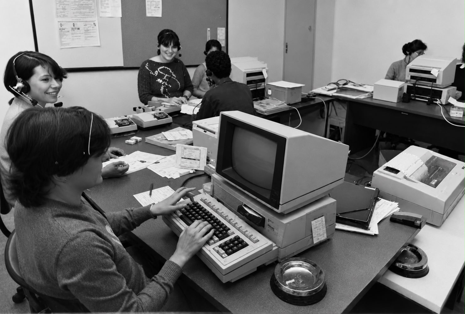 Equipe trabalhando na apuração eletrônica em imagem melhorada por inteligência artificial