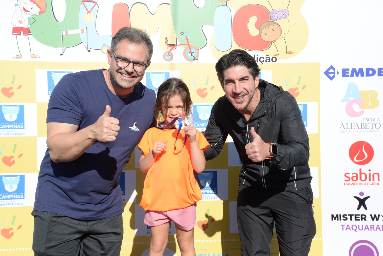 O secretário de Esporte e Lazer, Fernando Vanin, e o coordenador do PIC, Tiago Ferrari, entregam medalha para participante 