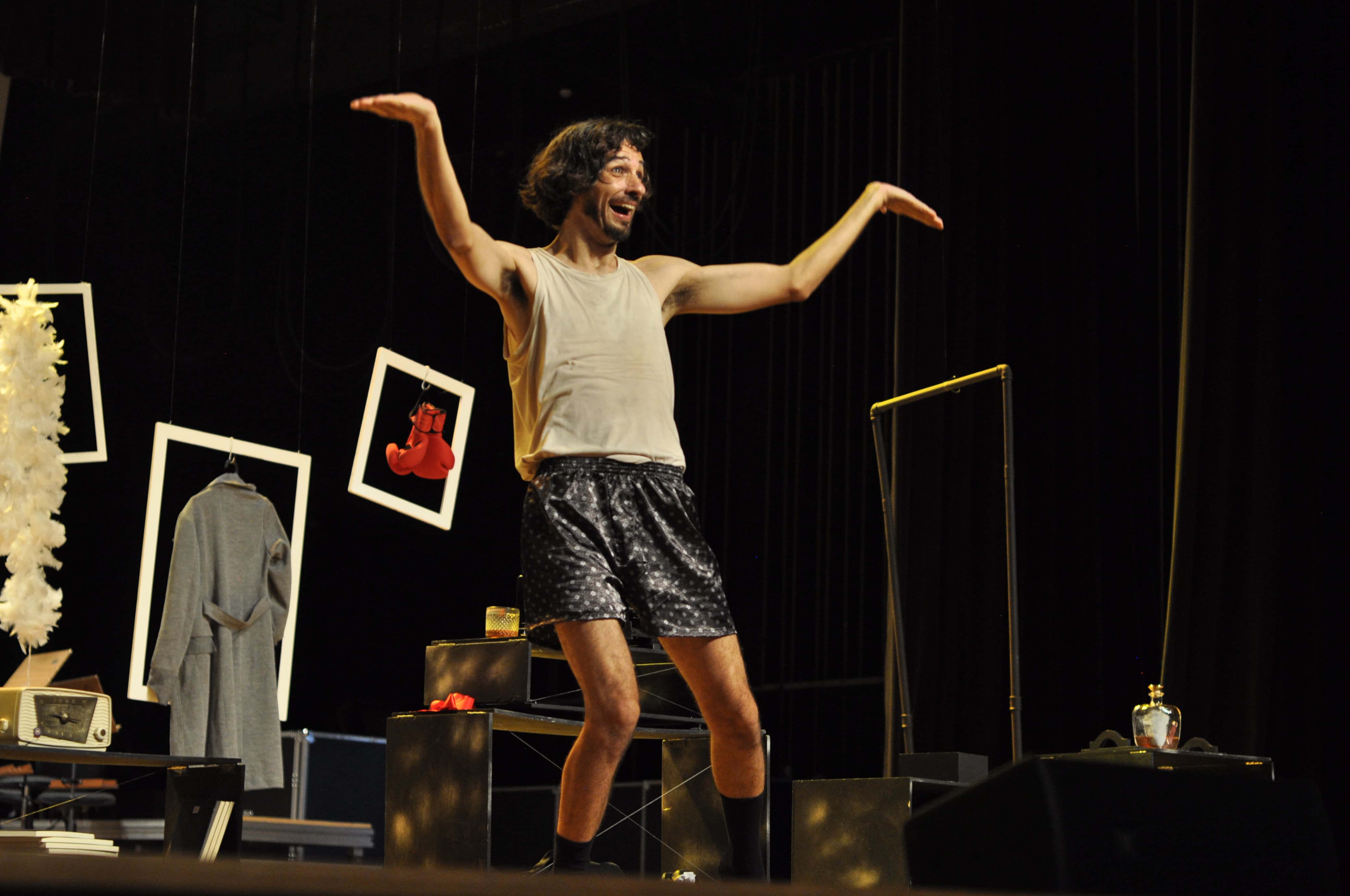 Em meio à performance do ator, um espectador se levanta da plateia, invade o palco e começa a questionar o que está acontecendo