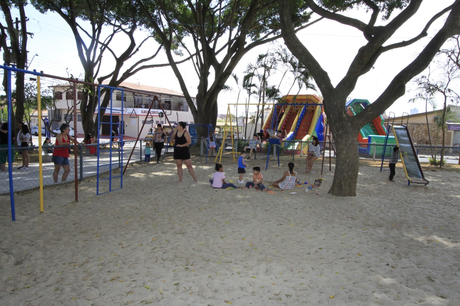 O espaço passou por revitalização e ganhou novos equipamentos de ginástica, pista de caminhada, playground e espaço pet