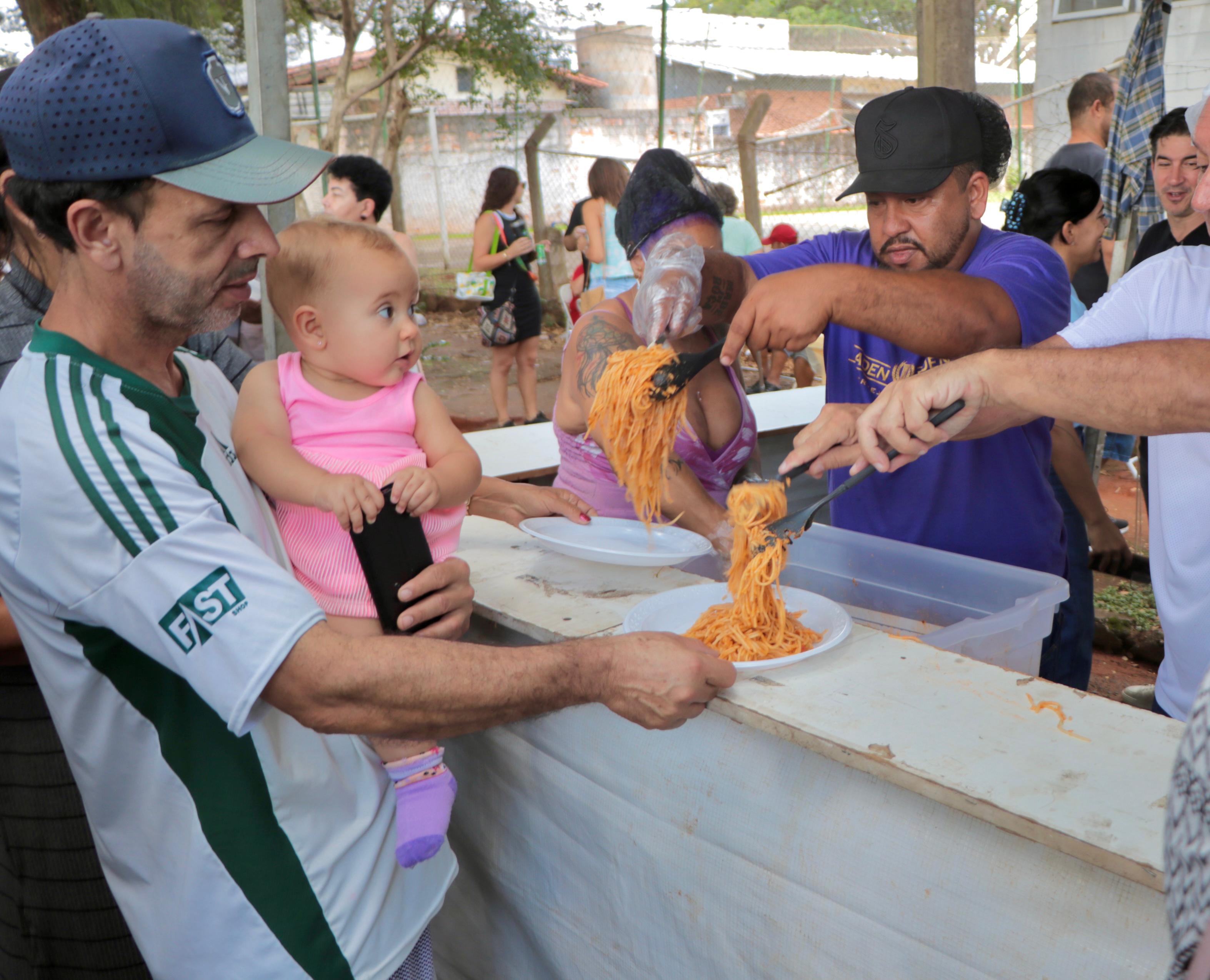 Um dos momentos mais aguardados foi a distribuição gratuita da tradicional macarronada de queijo
