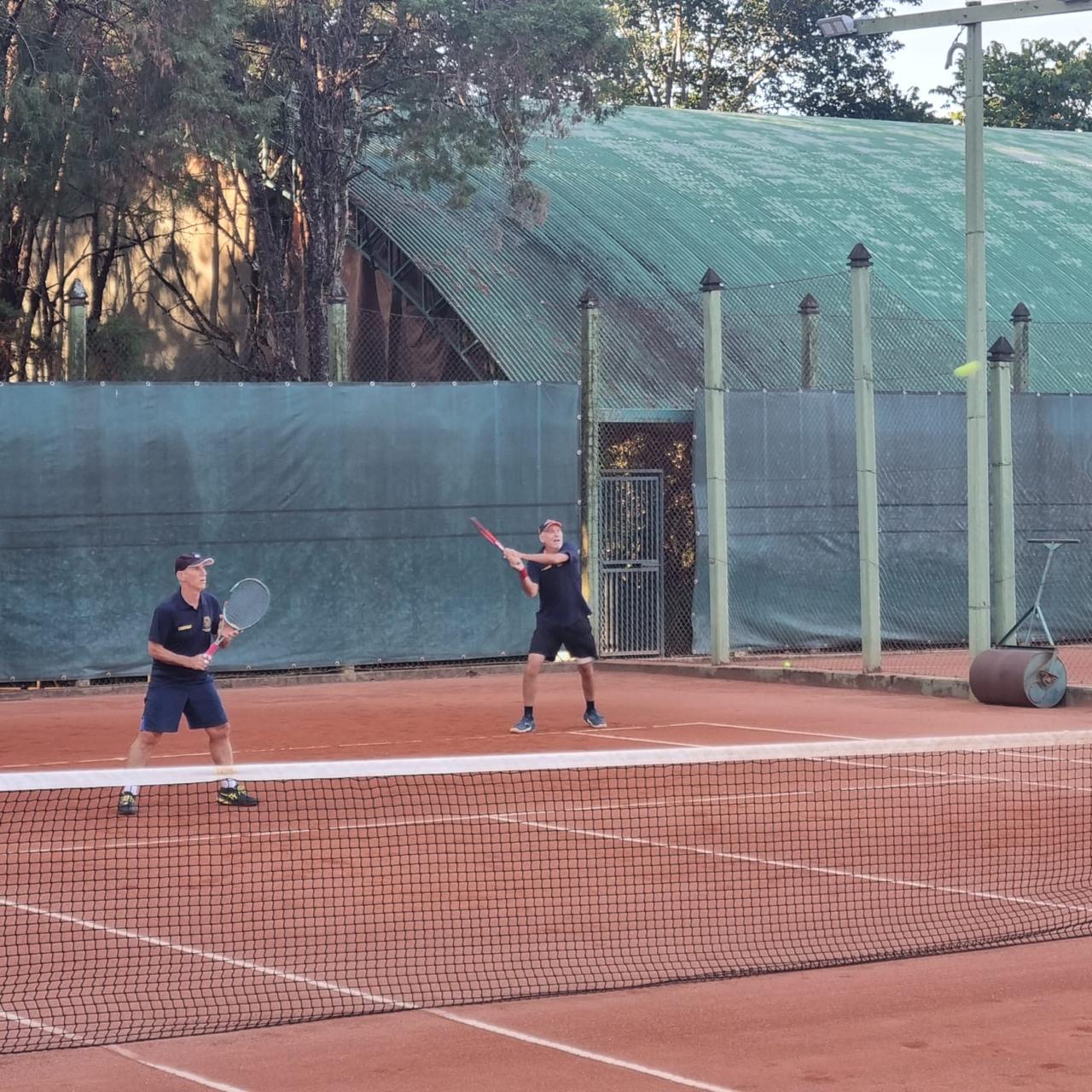 No tênis de campo masculino, categoria Duplas A, os campineiros avançaram nas quartas de final ao vencer por 8 a 2