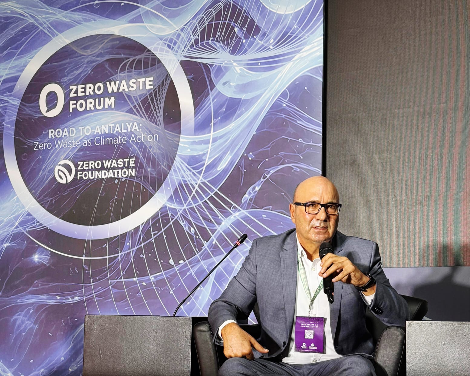 O prefeito apresentou o programa de coleta seletiva da cidade, realizado em parceria com 12 cooperativas de reciclagem