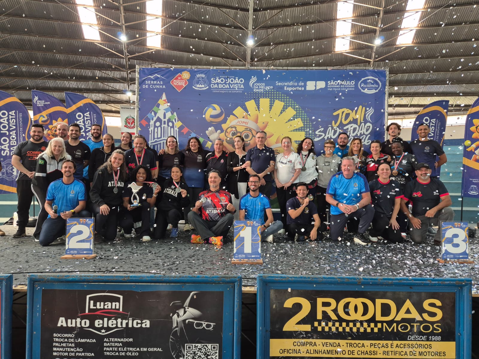 Delegação de  Campinas comemorando 9° título da fase regional dos Jomi