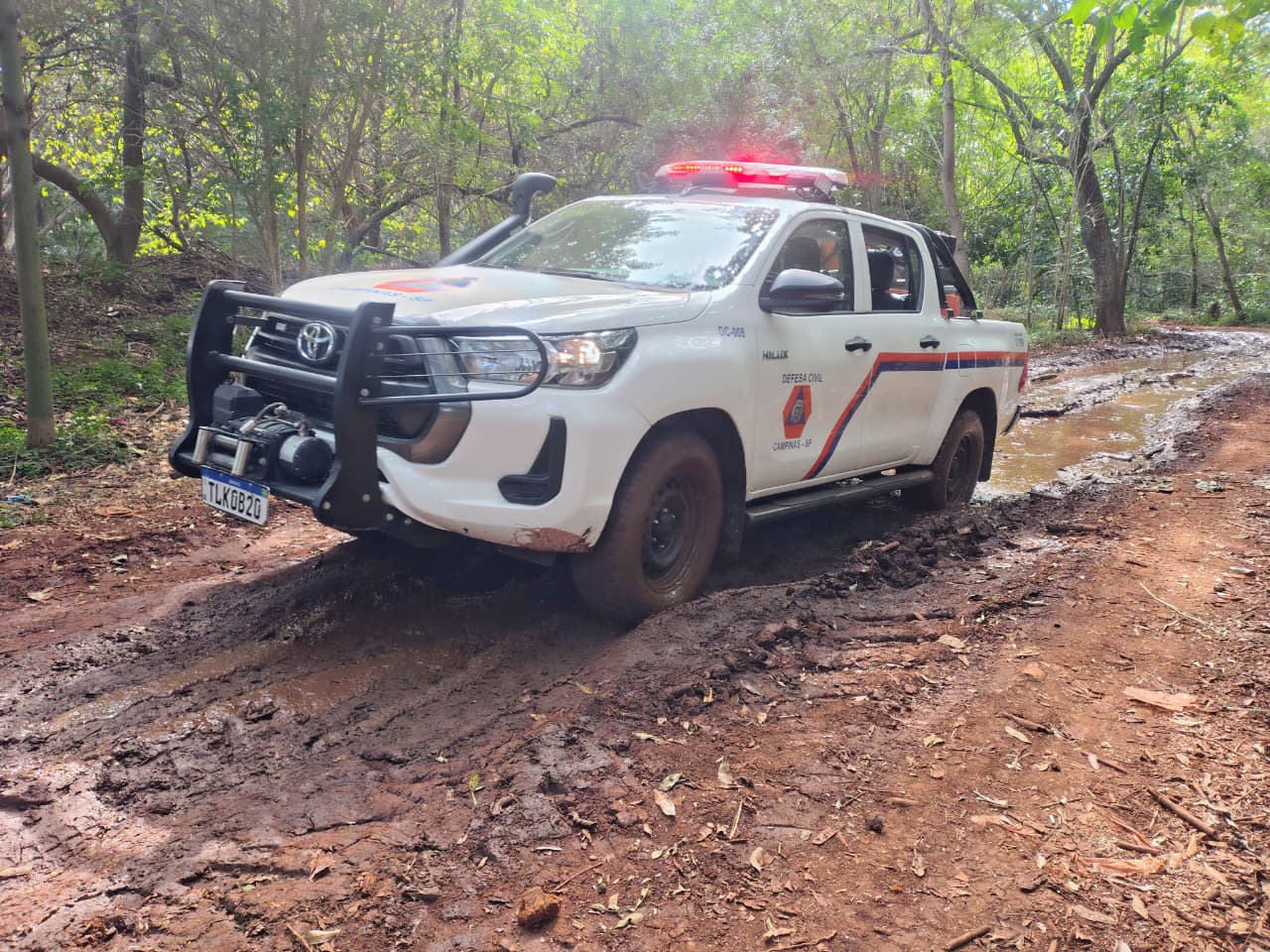 Treinamento incluiu exercícios práticos em área de terra na Mata de Santa Genebra para simular condições encontradas nas ocorrências reais