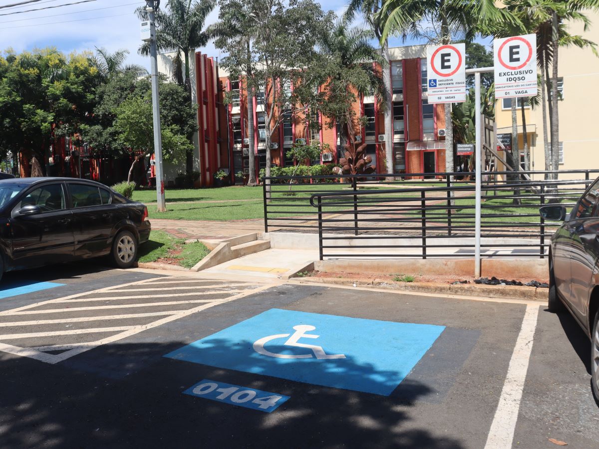 Uma das infrações mais comuns é o estacionamento irregular, inclusive em vagas destinadas aos idosos e pessoas com deficiências