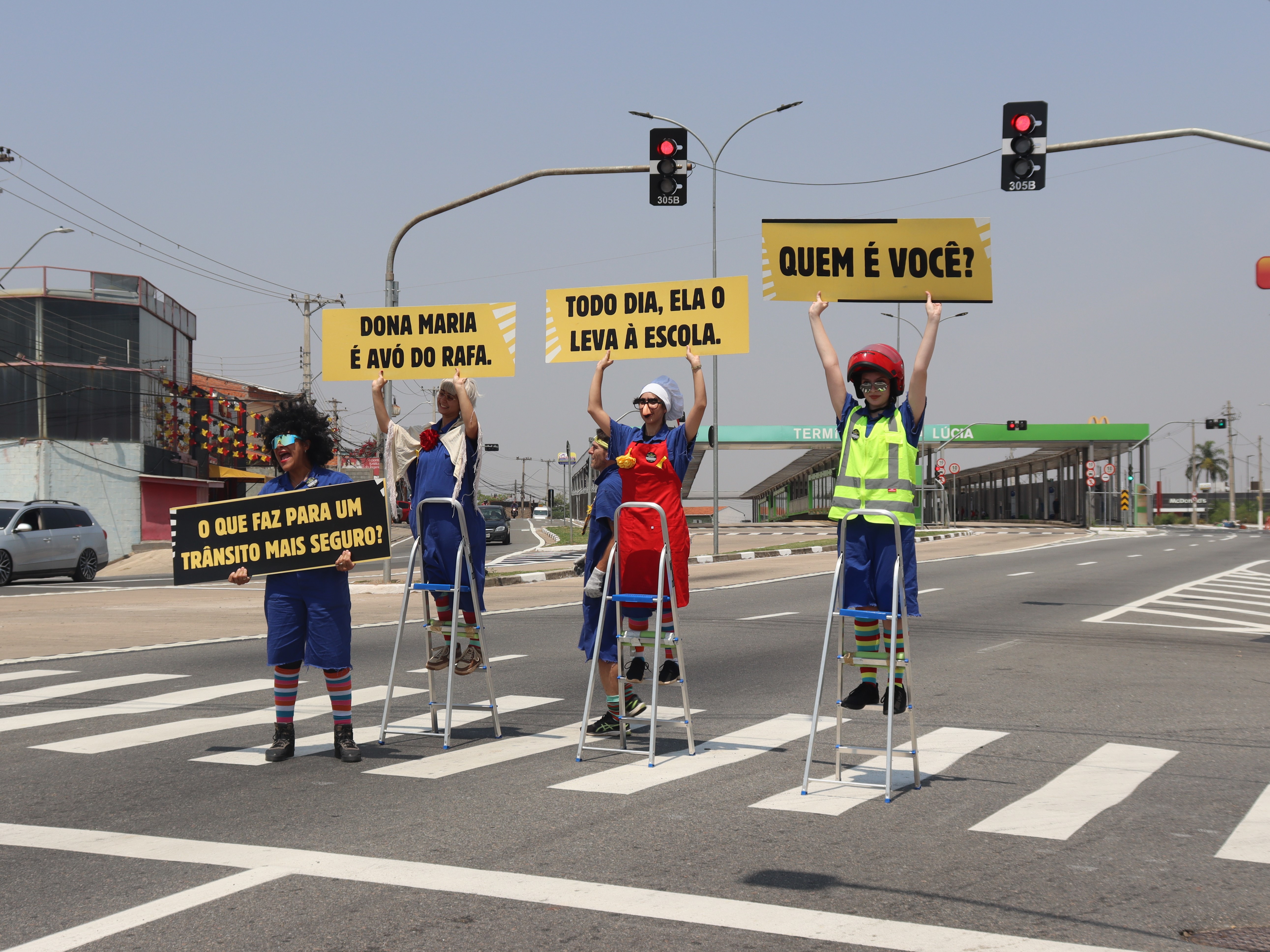 Uma equipe de Educação da Emdec, incluindo um agente da mobilidade urbana, acompanha a ação