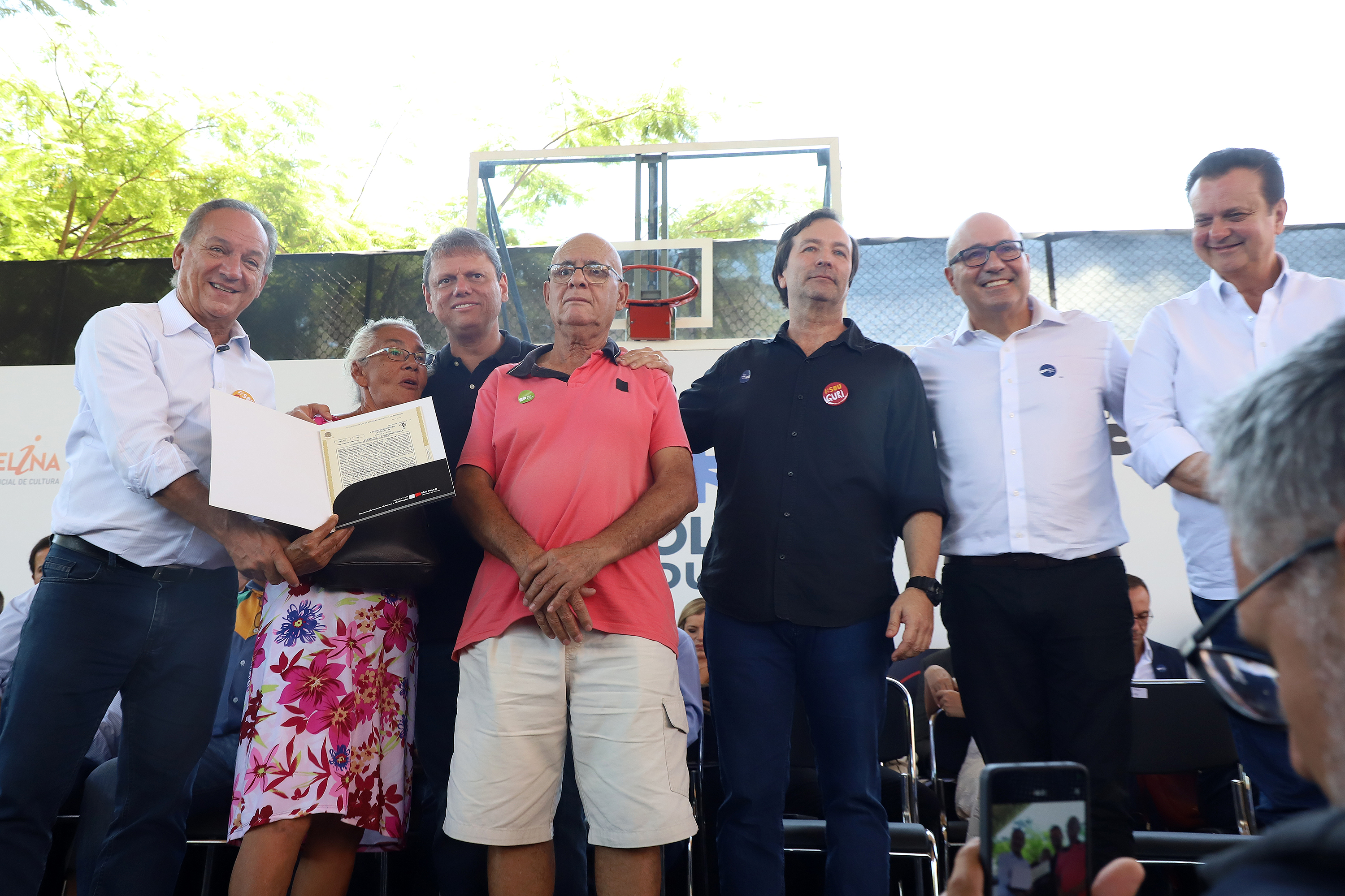 Famílias de Campinas receberam títulos de propriedade de seus imóveis 