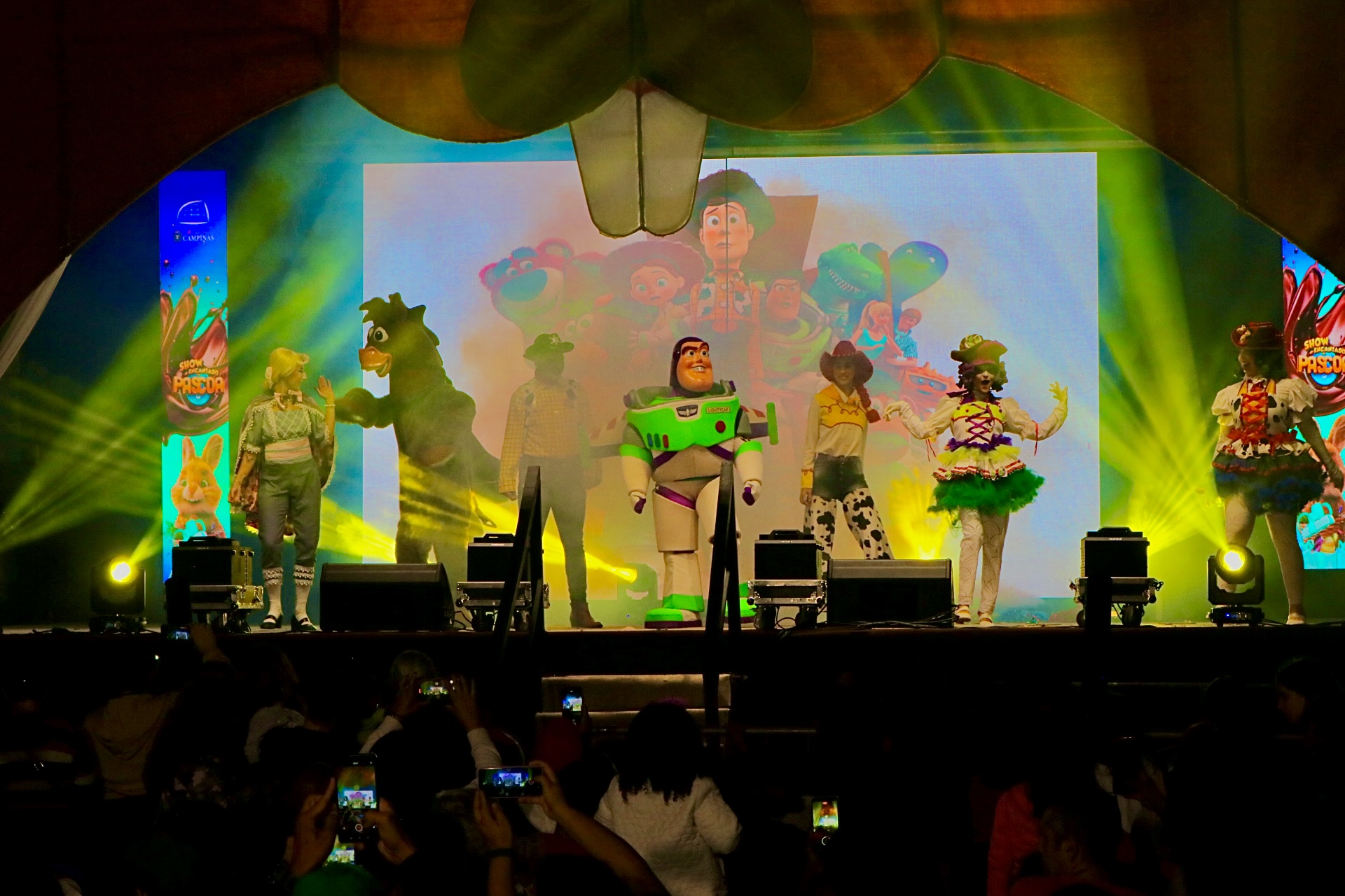 Ao longo do espetáculo, os artistas se transformam em diferentes personagens