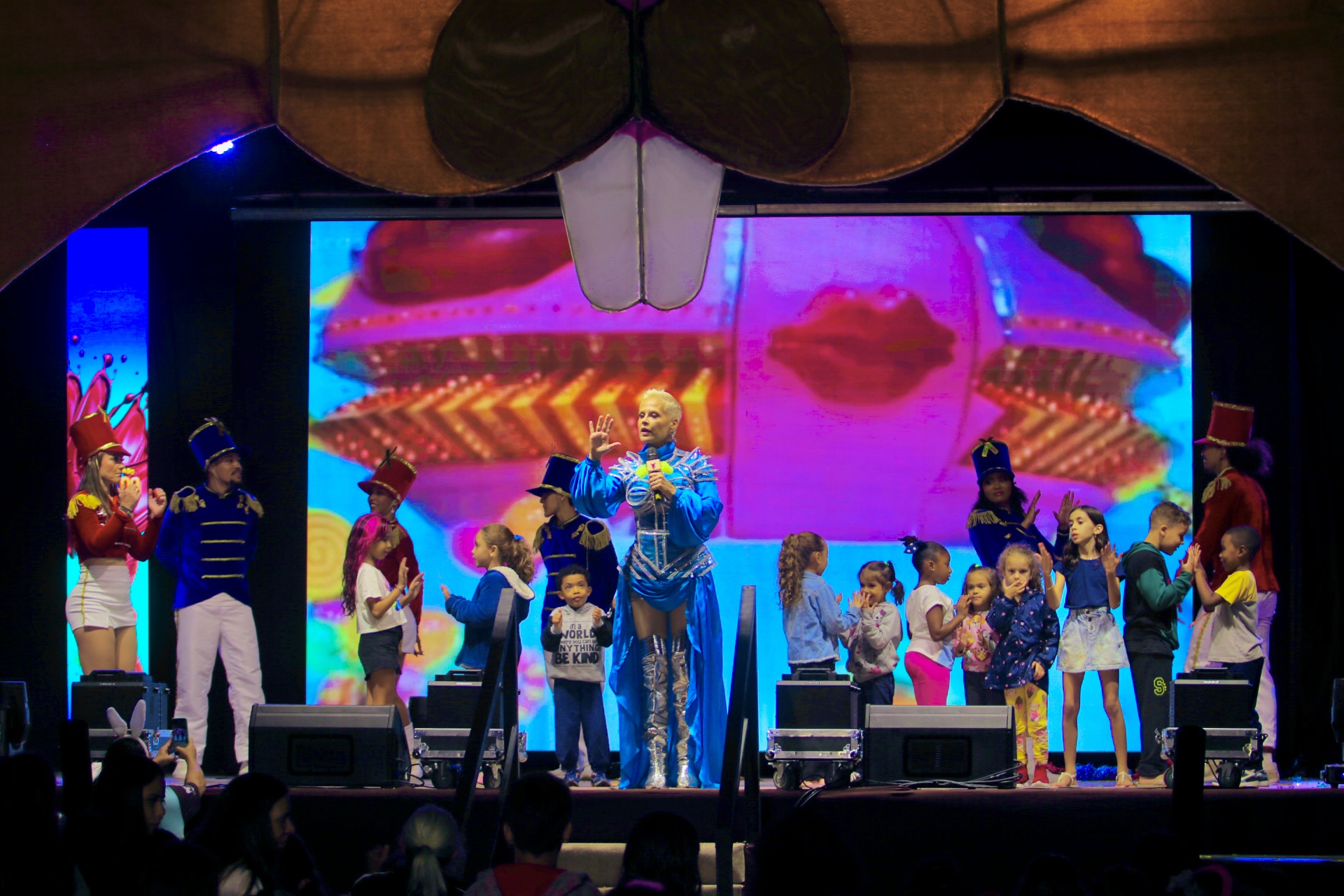 A cantora Cíntia Lopes, a Xuxa Cover, é quem comanda a festa durante 1h30