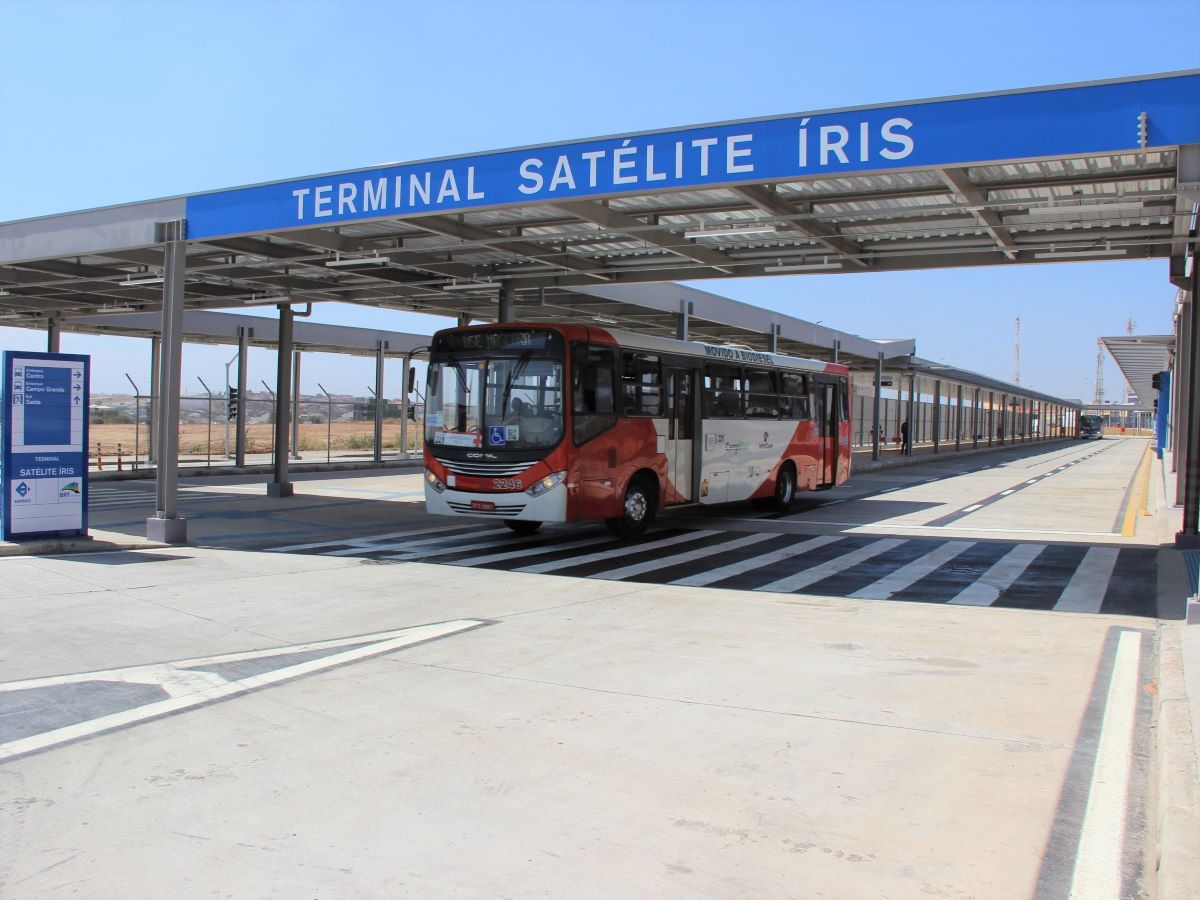 A linha 246 liga a região do Shopping Bandeiras ao Terminal BRT Satélite Íris, passando pelo bairro Bela Aliança