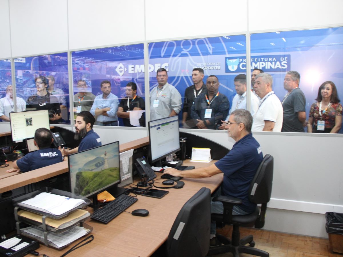 Entre os participanttes que visitaram os serviços da Emdec estava Márcia Prado (primeira da direita para esquerda), de Jundiaí, que avaliou o conteúdo do Fórum como muito proveitoso