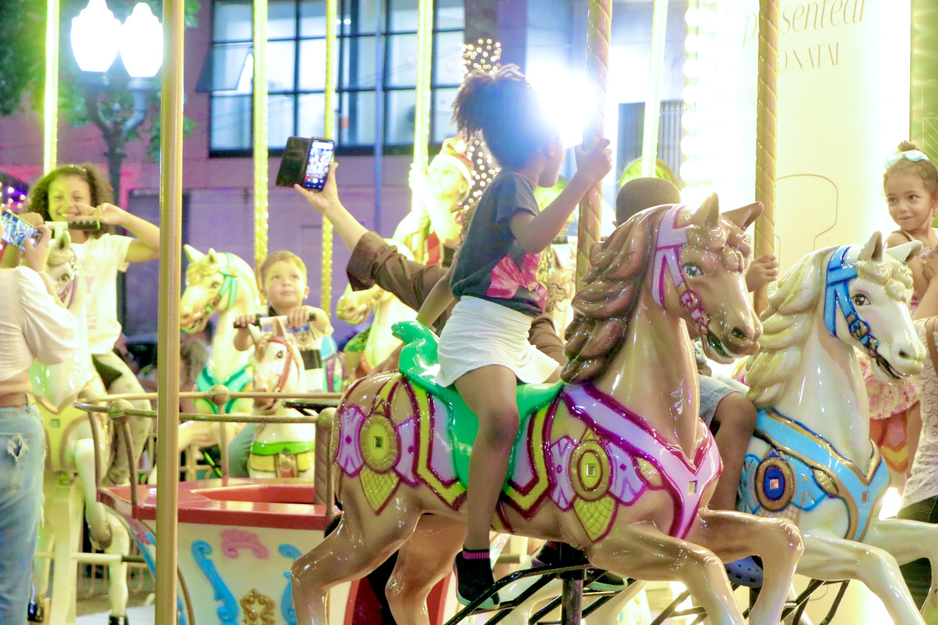 Passeio no carrossel é parada obrigatória na programação do Natal Caminho dos Sonhos