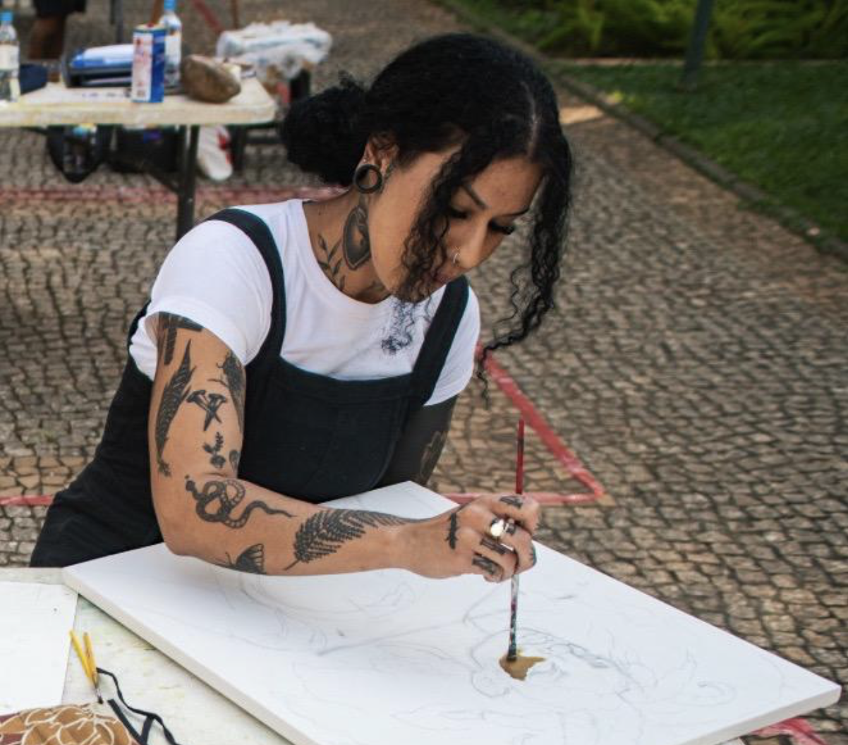 A artista é formada em Artes Visuais e pós-graduada em Arte Educação