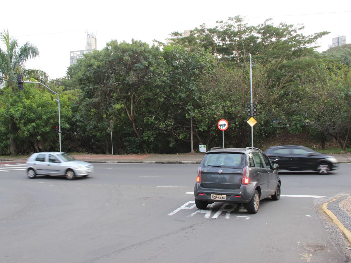 Sistema possui câmeras que detectam a quantidade de veículos em cada via e ajusta o tempo nas fases verde e vermelha, em tempo real, de acordo com a demanda