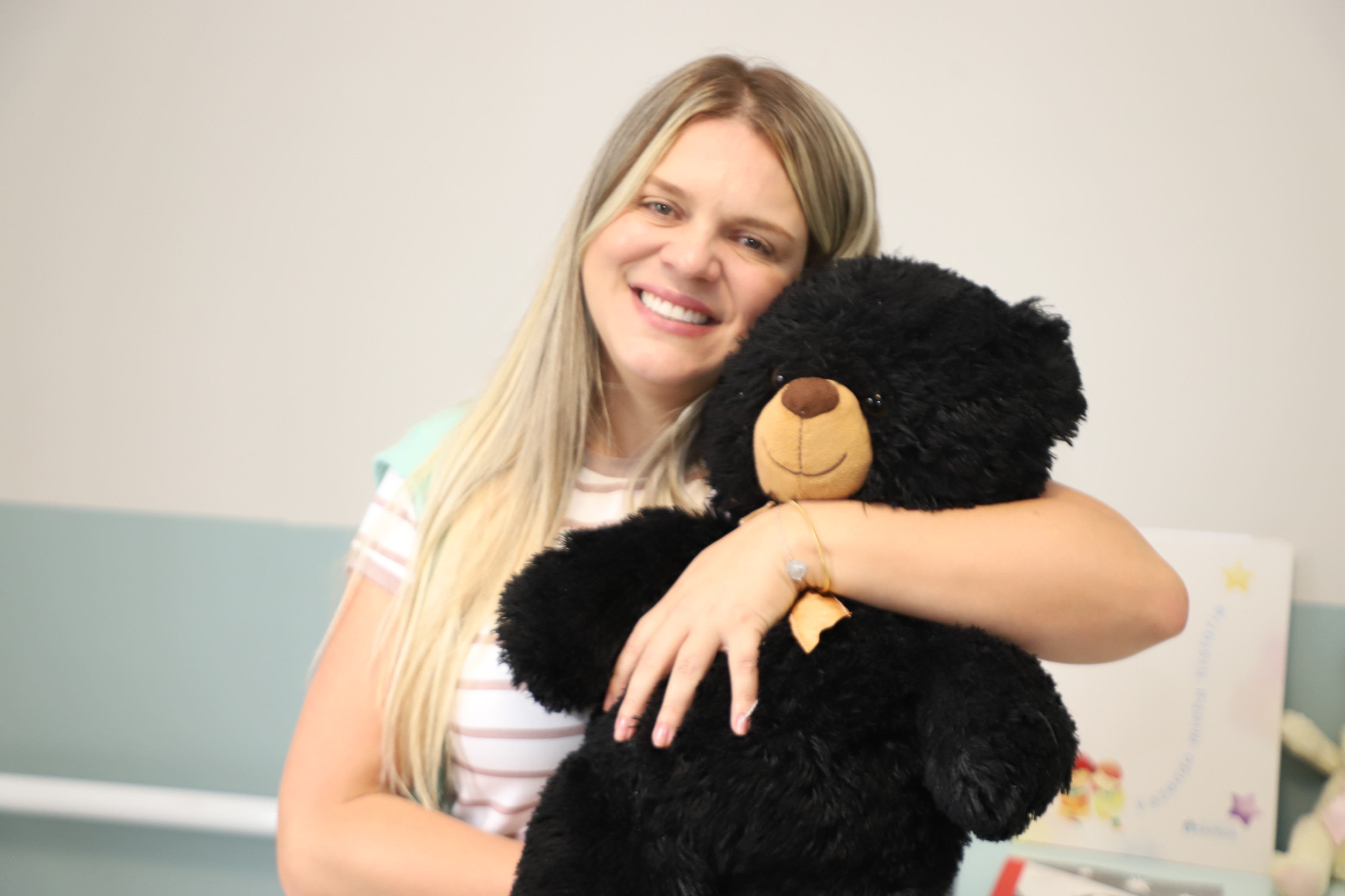 O urso José virou companheiro do mais novo acolhido por Aline: é com ele que o menino senta à mesa e dorme abraçado
