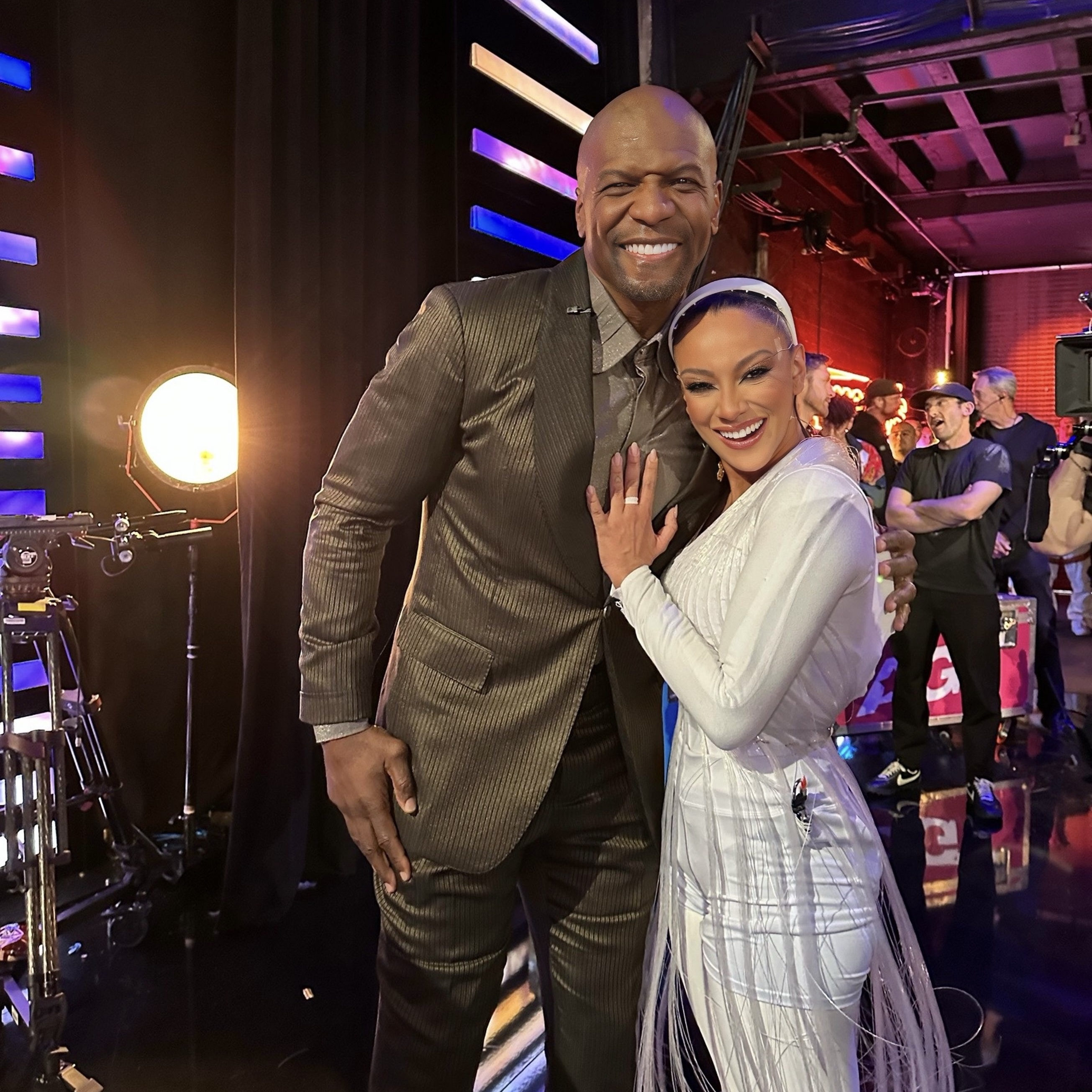 Bia Marques posou com o ator Terry Crews, apresentador do programa 