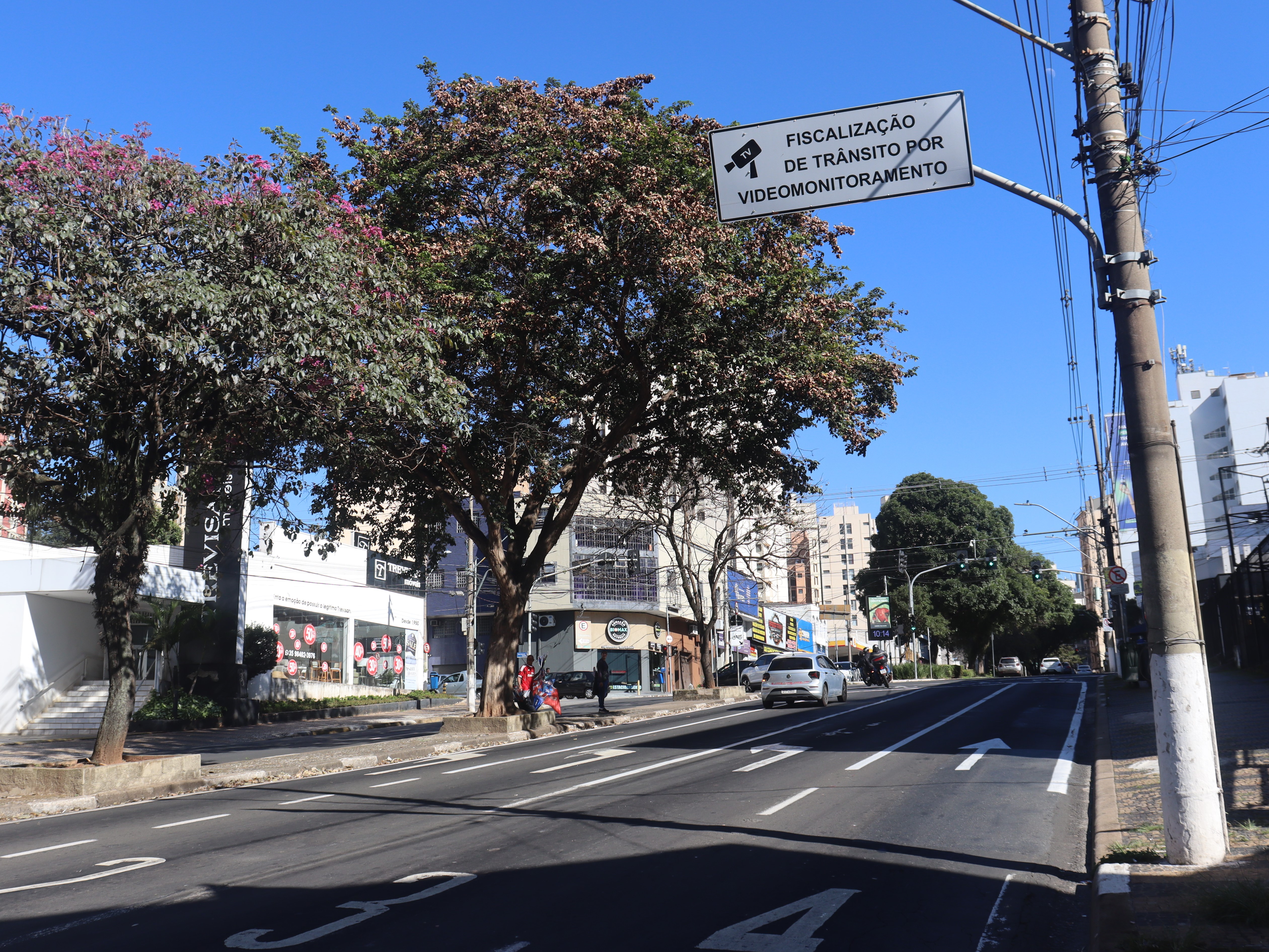Câmeras estão posicionadas nos semáforos, nos dois sentidos do cruzamento