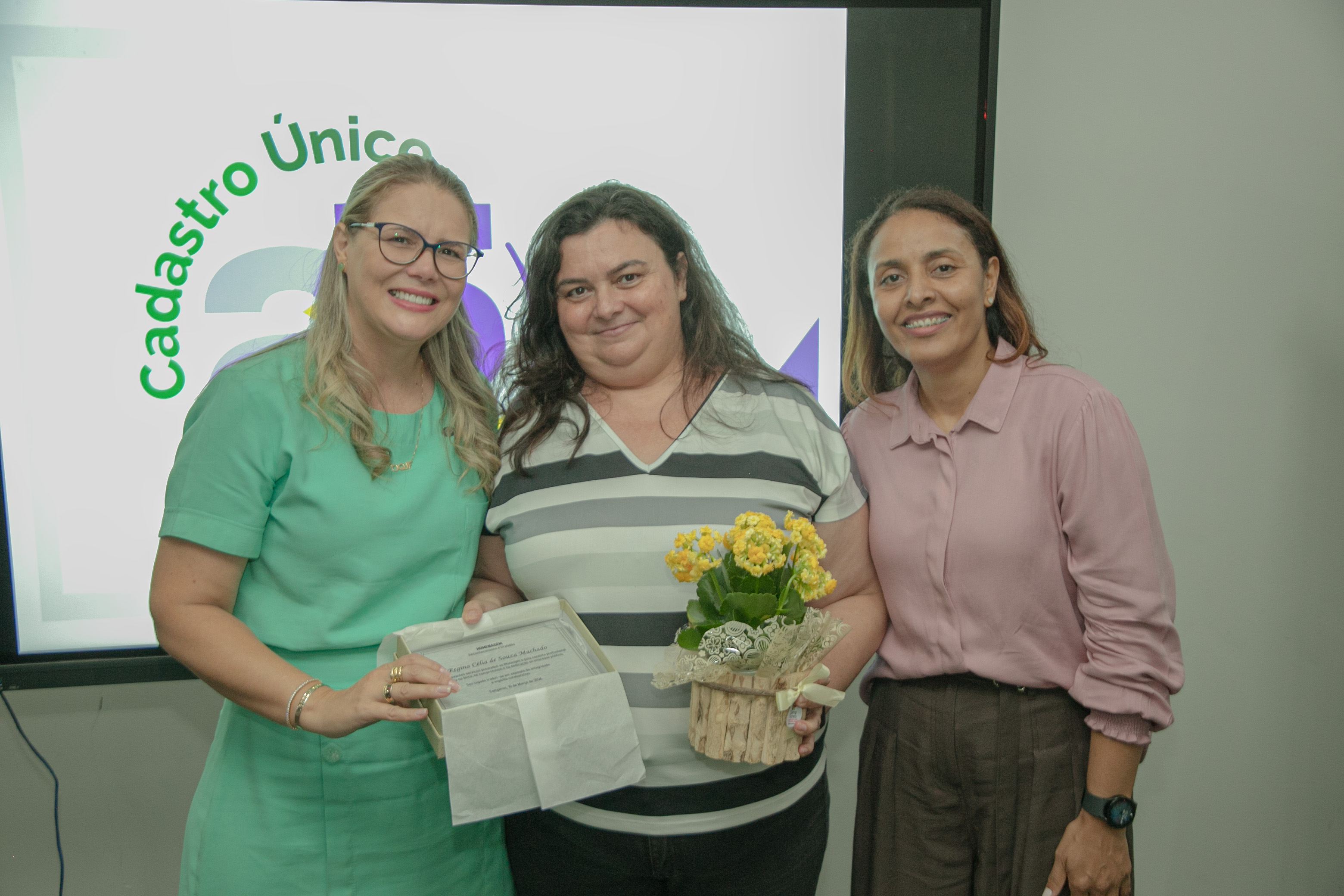 Regina Célia de Souza Machado foi homenageada pela secretaria pelos serviços prestados na Coordenadoria Departamental de Transferência de Renda e Cadastro Social