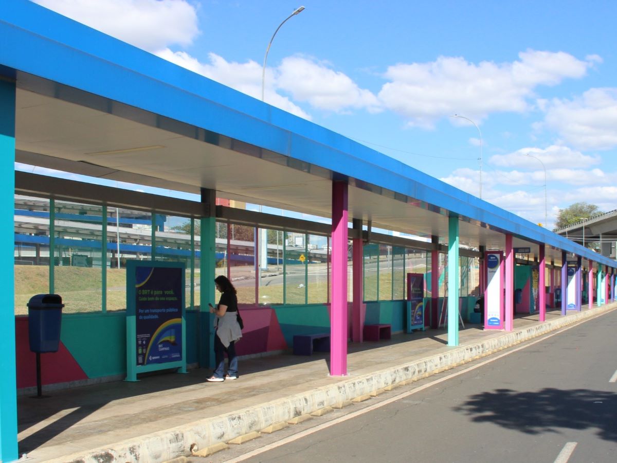 Estação Elisiário recebeu recuperação da fiação elétrica, cinco holofotes com luz de alta intensidade, troca dos vidros quebrados, manejo do gramado do talude e nova comunicação visual