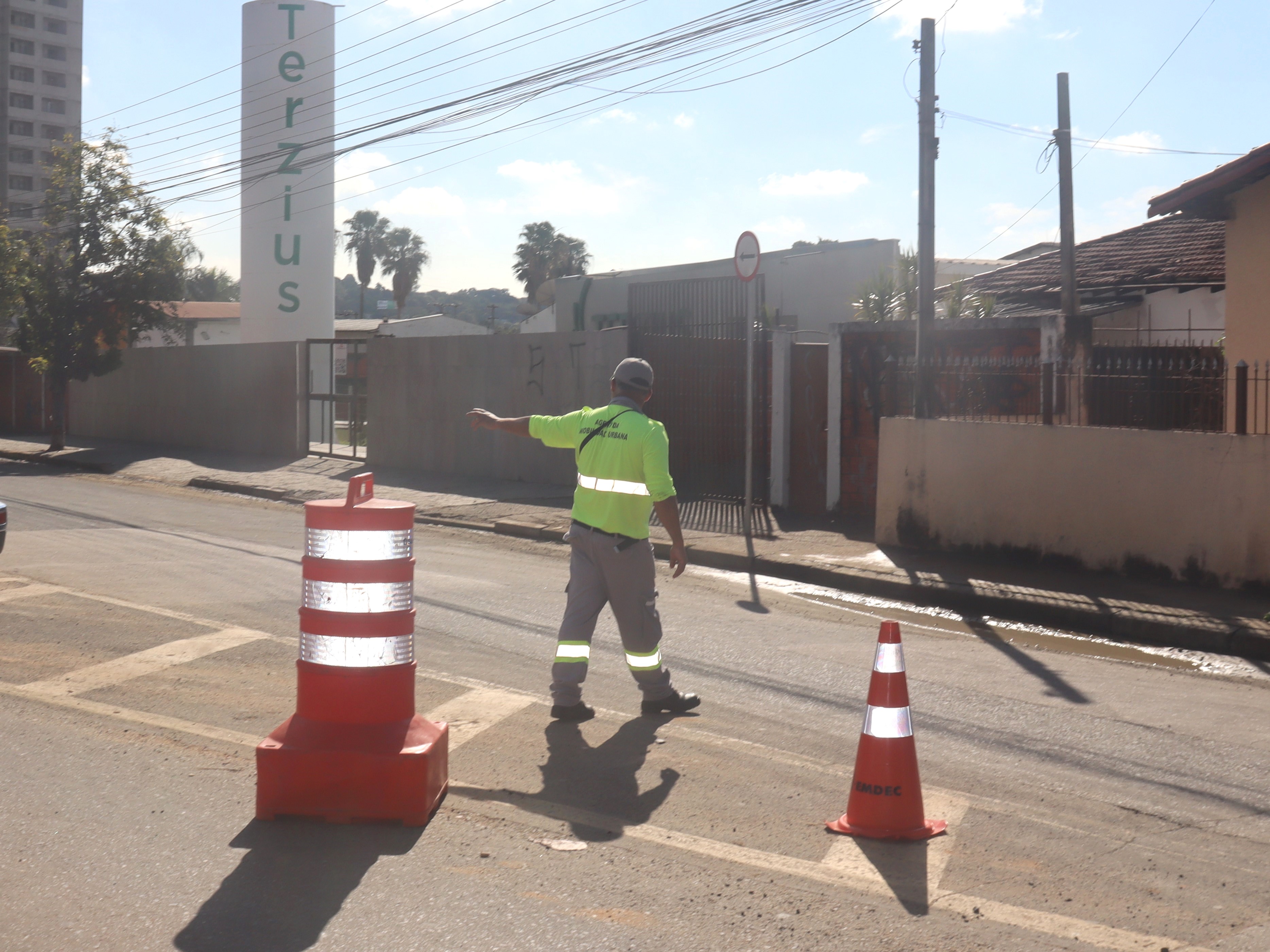 Via será fechada no trecho anterior à Imperatriz Leopoldina; agentes da Emdec orientam condutores