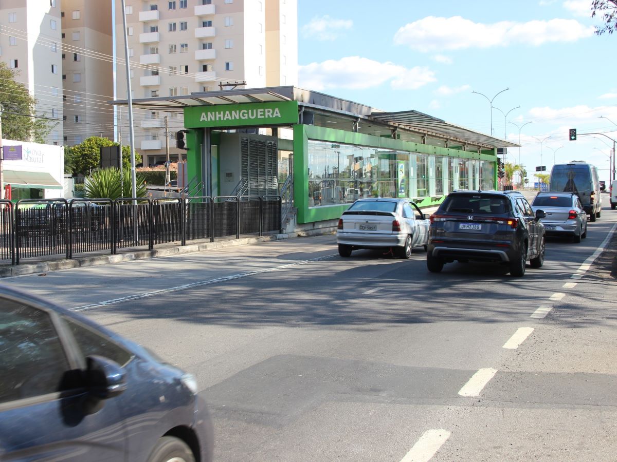 Equipes da Emdec realizam neste domingo a instalação da nova estrutura metálica do teto da Estação BRT Anhanguera, na avenida das Amoreiras;  estrutura foi danificada após ser atingida por um caminhão