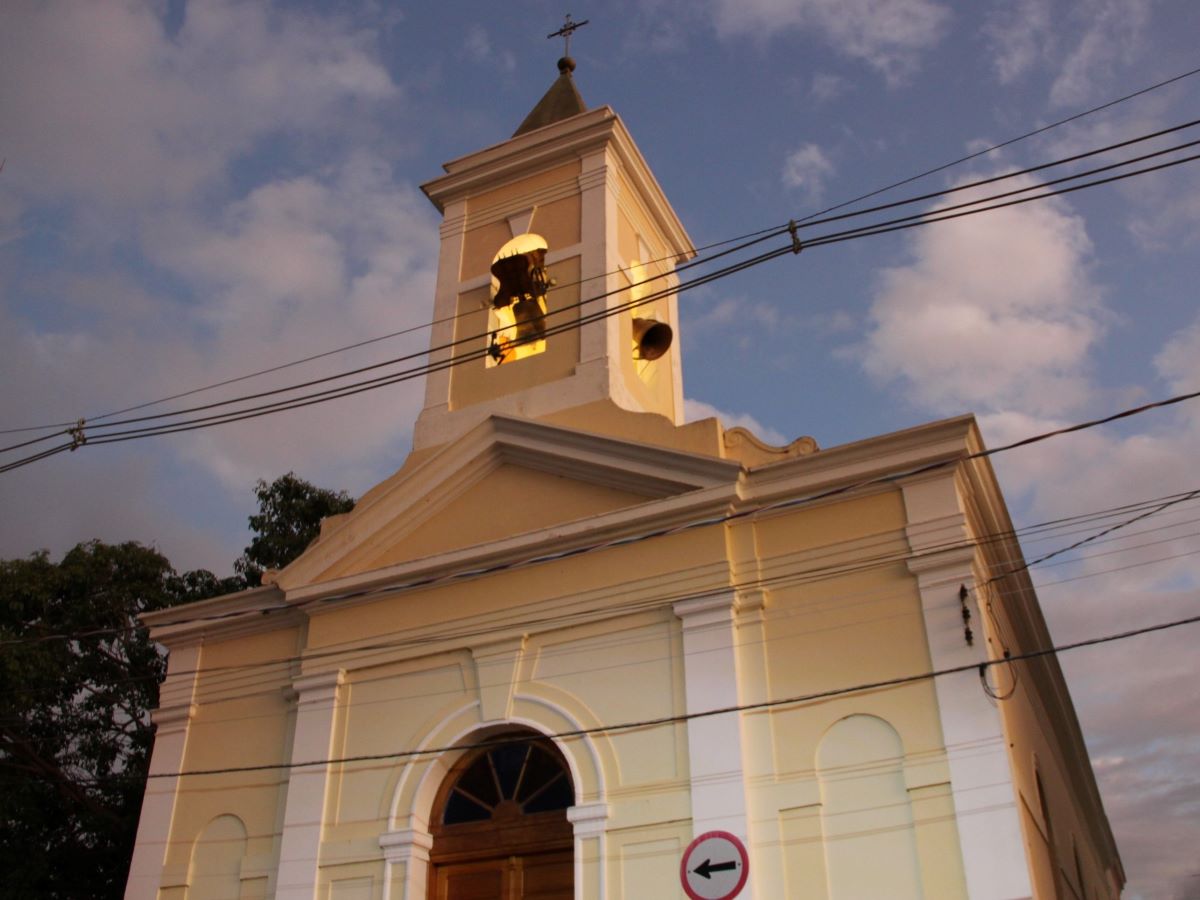 Fachada da Igreja de Sant'Ana, no distrito de Sousas, sede da tradicional festa que dá nome à operação especial de trânsito da Emdec