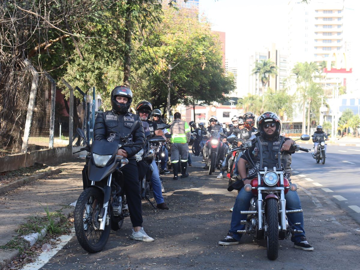 Grupo, com cerca de 40 motociclistas, chegou em uma "motociata" 