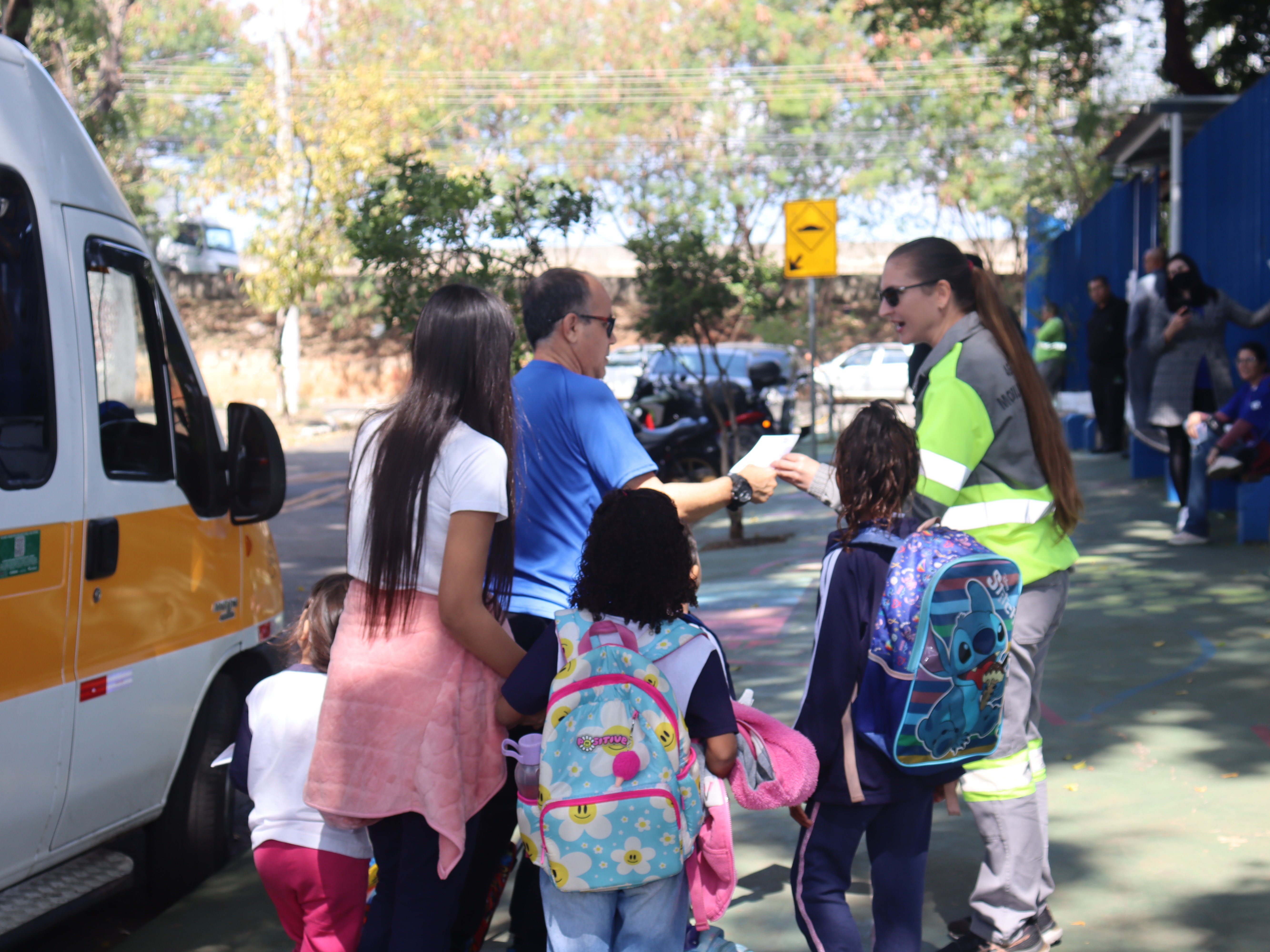 Equipes da Emdec realizam abordagens em horários de entrada e saída 