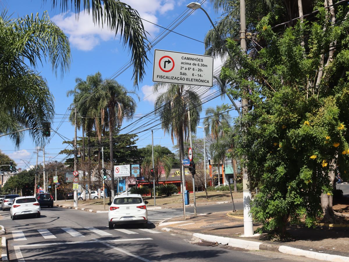 Placas indicam horários de restrição e fiscalização eletrônica