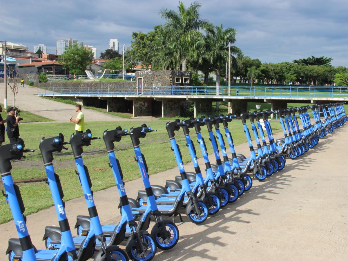 Desobediência às regras de uso pode gerar o banimento de plataforma de patinete compartilhado