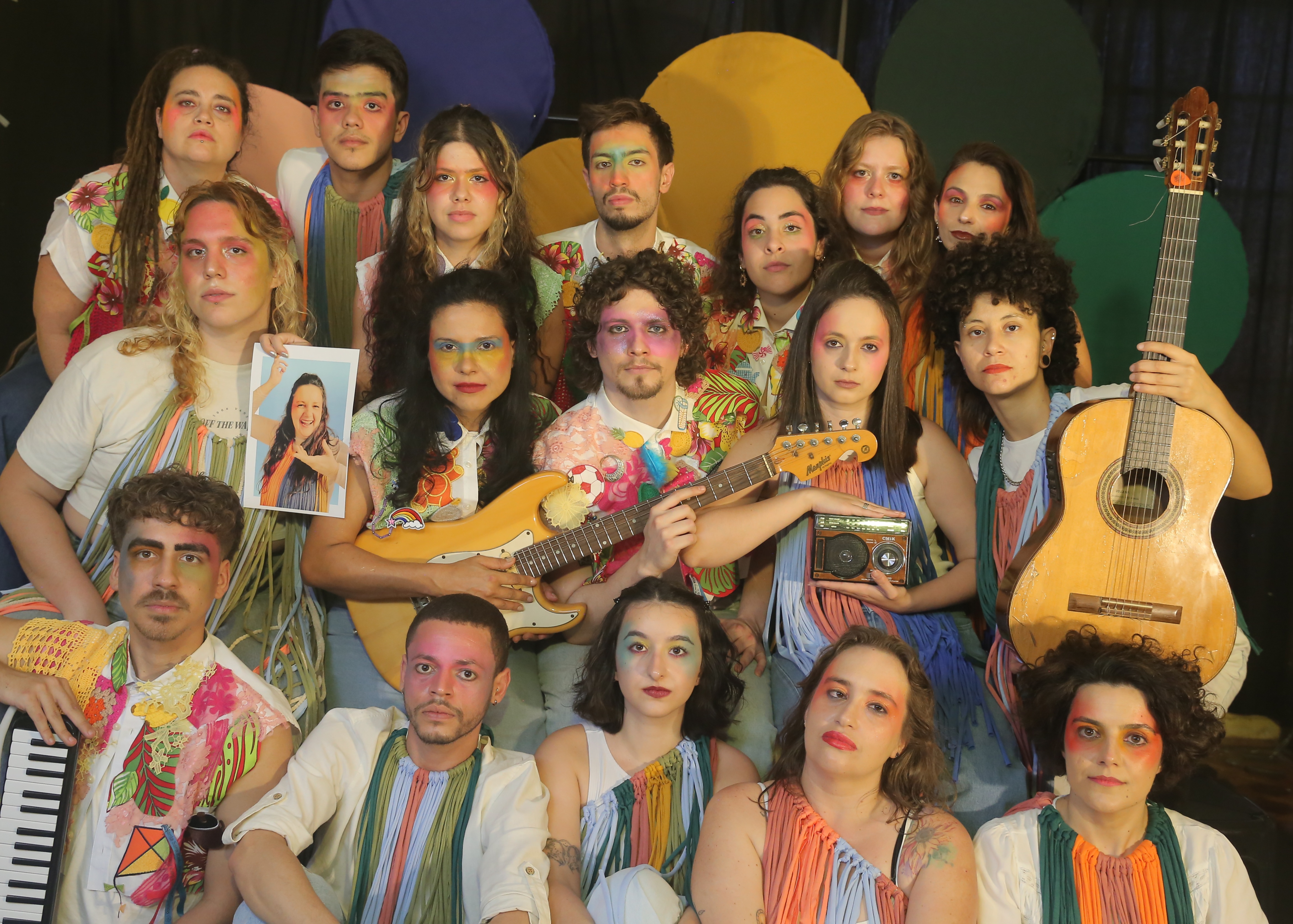 A peça acompanha um grupo de jovens e talentosos artistas que, em plena ditadura militar, se organiza em torno de um objetivo comum: revolucionar o cenário das artes brasileiro