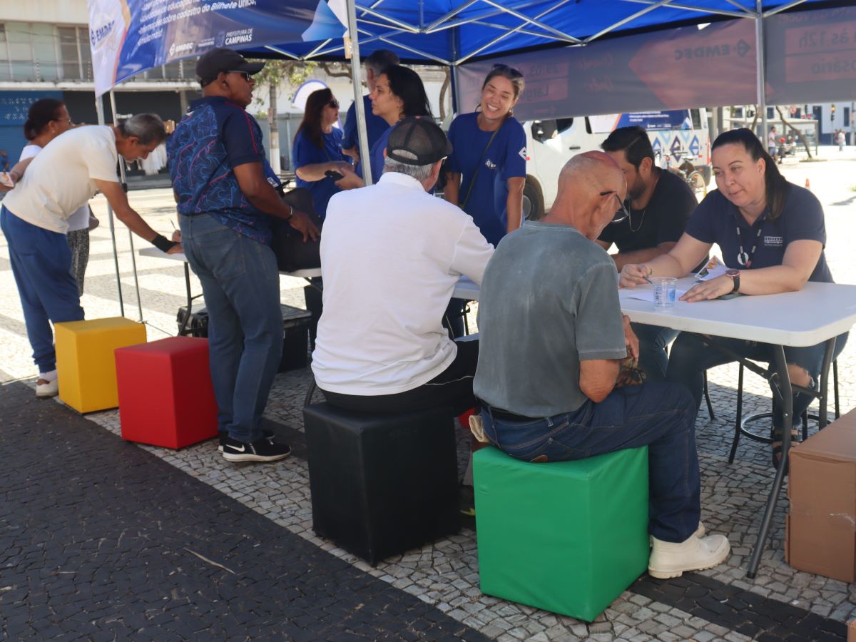 População recebe atendimento e orientações sobre trânsito e transporte durante edição do “Emdec pra Gente”