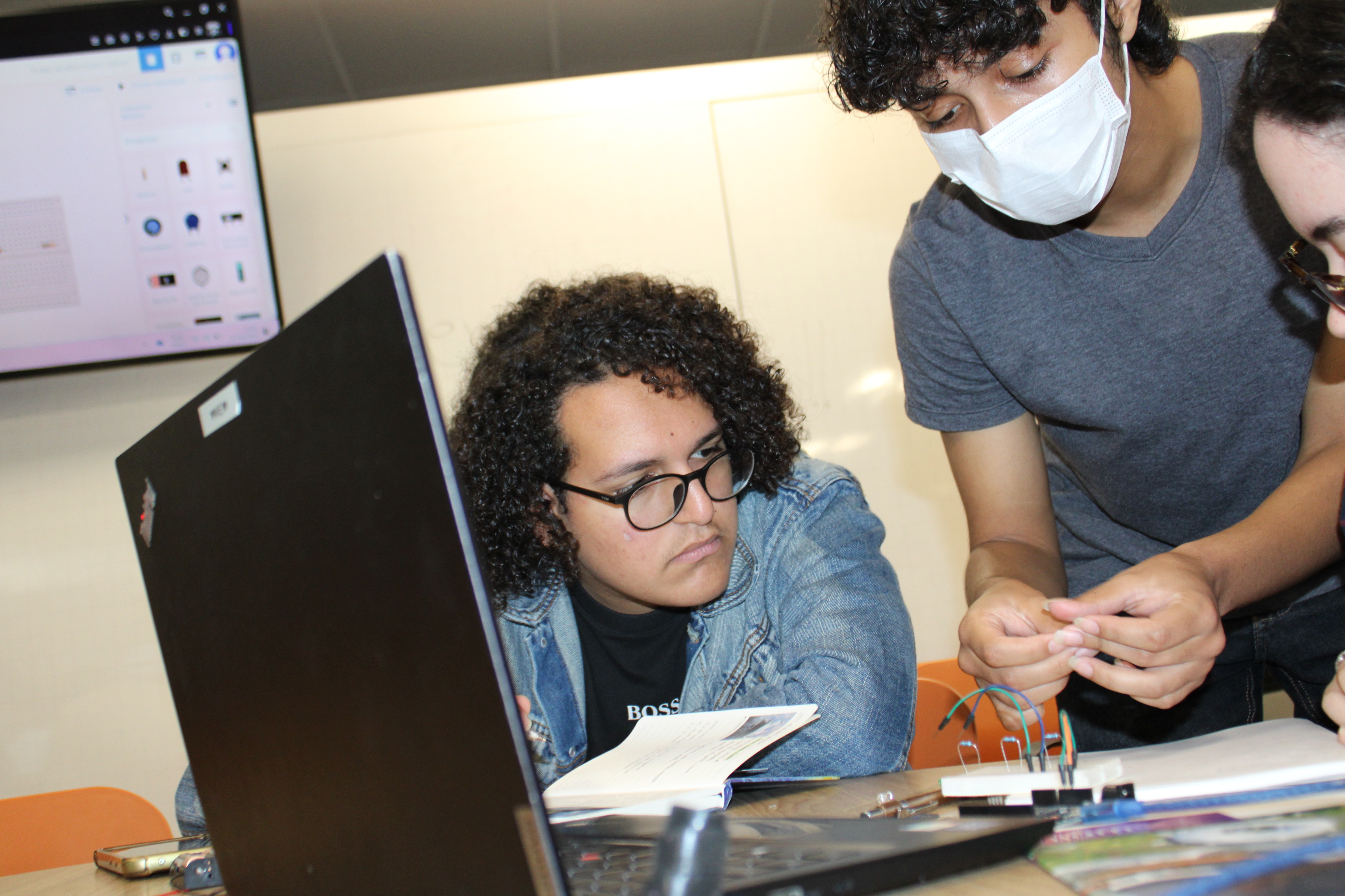 As Oficinas do Conhecimento promovem interação entre adolescentes e estudantes de graduação da Ilum