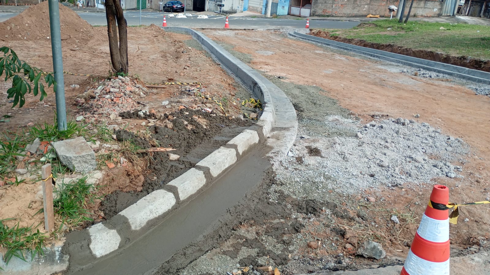 Novas guias e sarjetas no cruzamento das ruas Hélio Martinelli com Capão Redondo, no Jardim Ouro Preto
