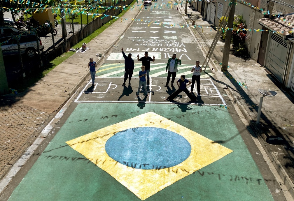Jovens do Jardim Lilisa se mobilizaram para pintar a rua e instalar enfeites nas cores da Seleção