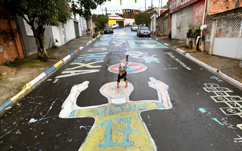 Pintura em rua do Jardim Rosalina homenageia o volante Fabinho, convocado para a competição