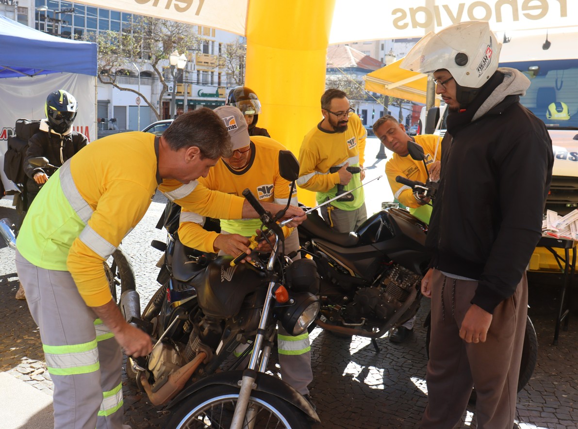 João Vitor Teixeira confere a instalação de antena em sua moto