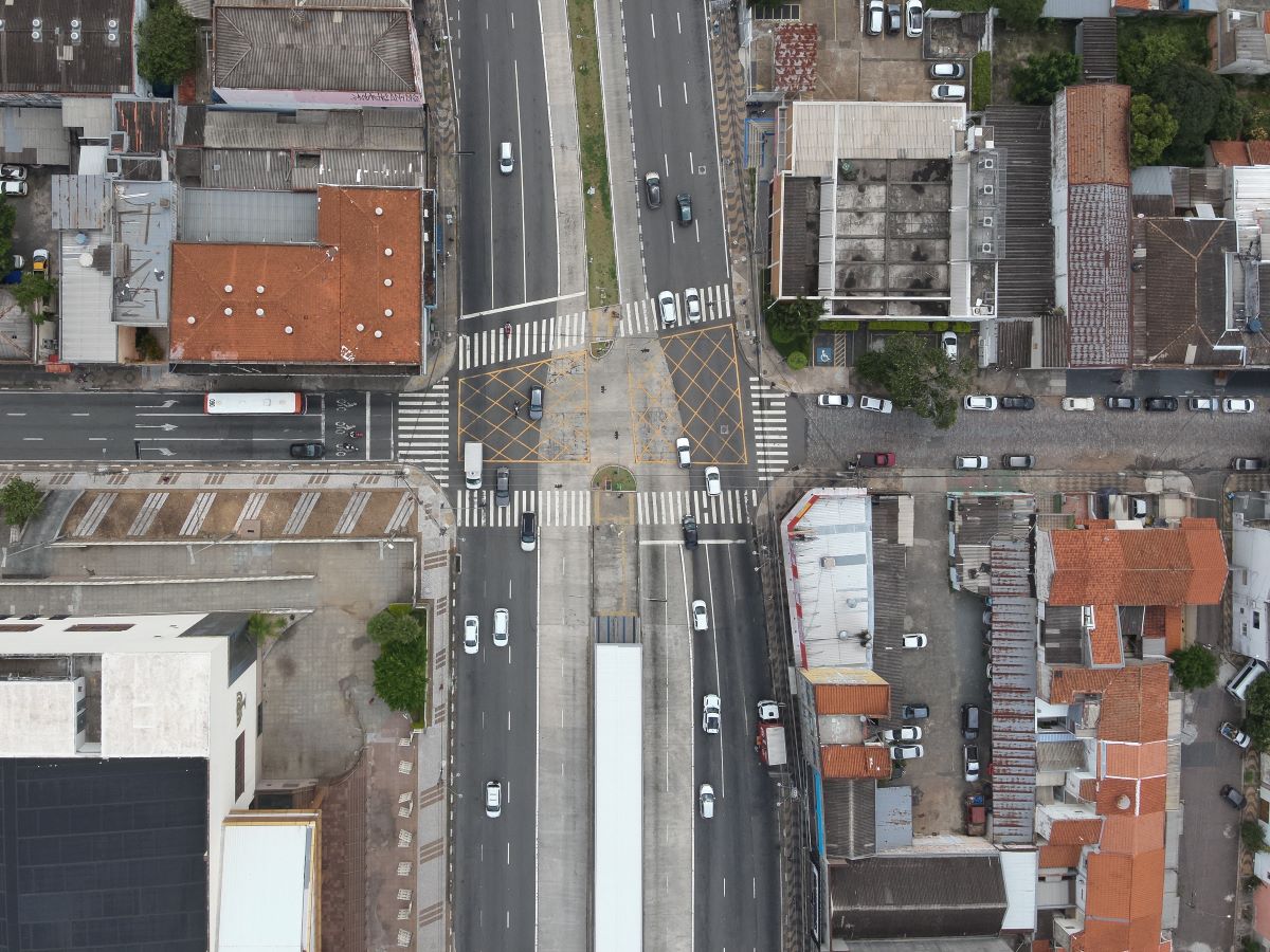 Vista aérea do trânsito na Avenida João Jorge: nova metodologia está alinhada às normas nacionais e internacionais de análise de óbitos no trânsito
