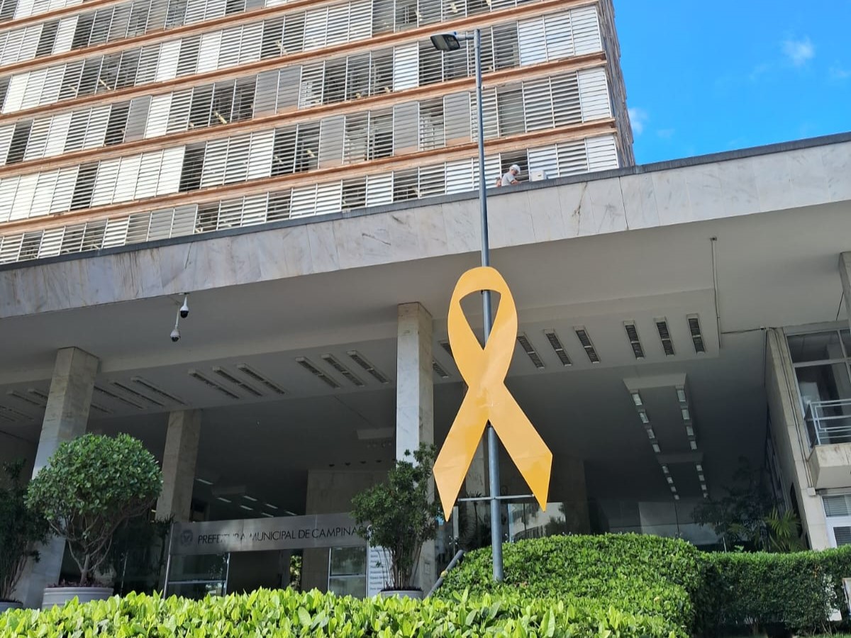 Laço amarelo em frente ao Paço Municipal é símbolo do movimento e lembra atenção pela vida