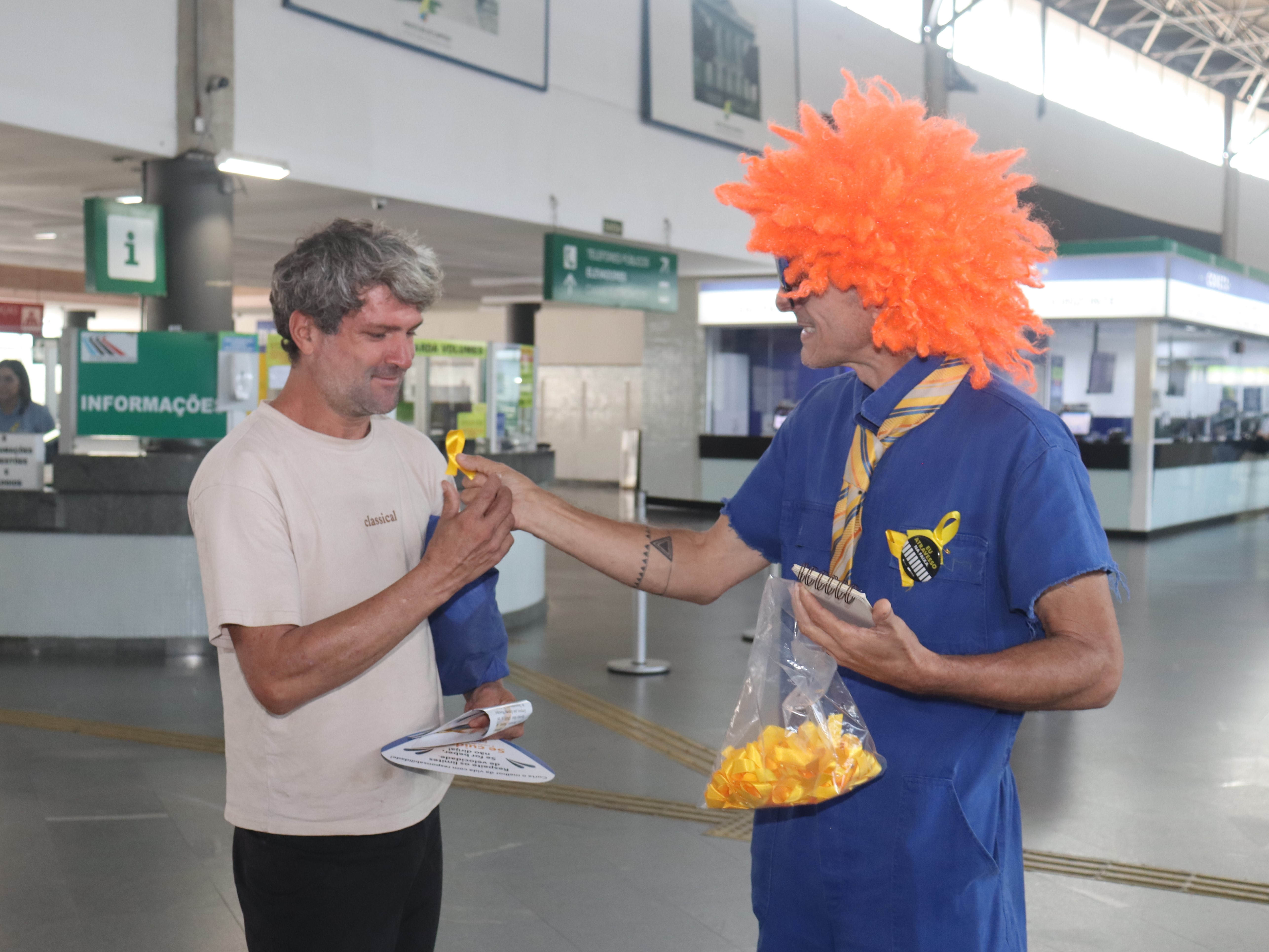 Laços amarelos e materiais informativos foram distribuídos na rodoviária