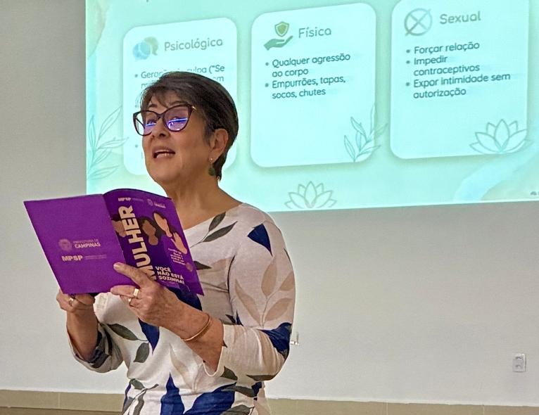 A psicóloga Leila Rocha está utilizando a cartilha “Mulher, você não está sozinha” da Prefeitura 