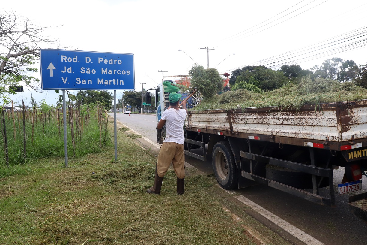 Durante os três dias, 700 trabalhadores integraram a ação, entre funcionários e reeducandos: 1.800 toneladas de resíduos recolhidas
