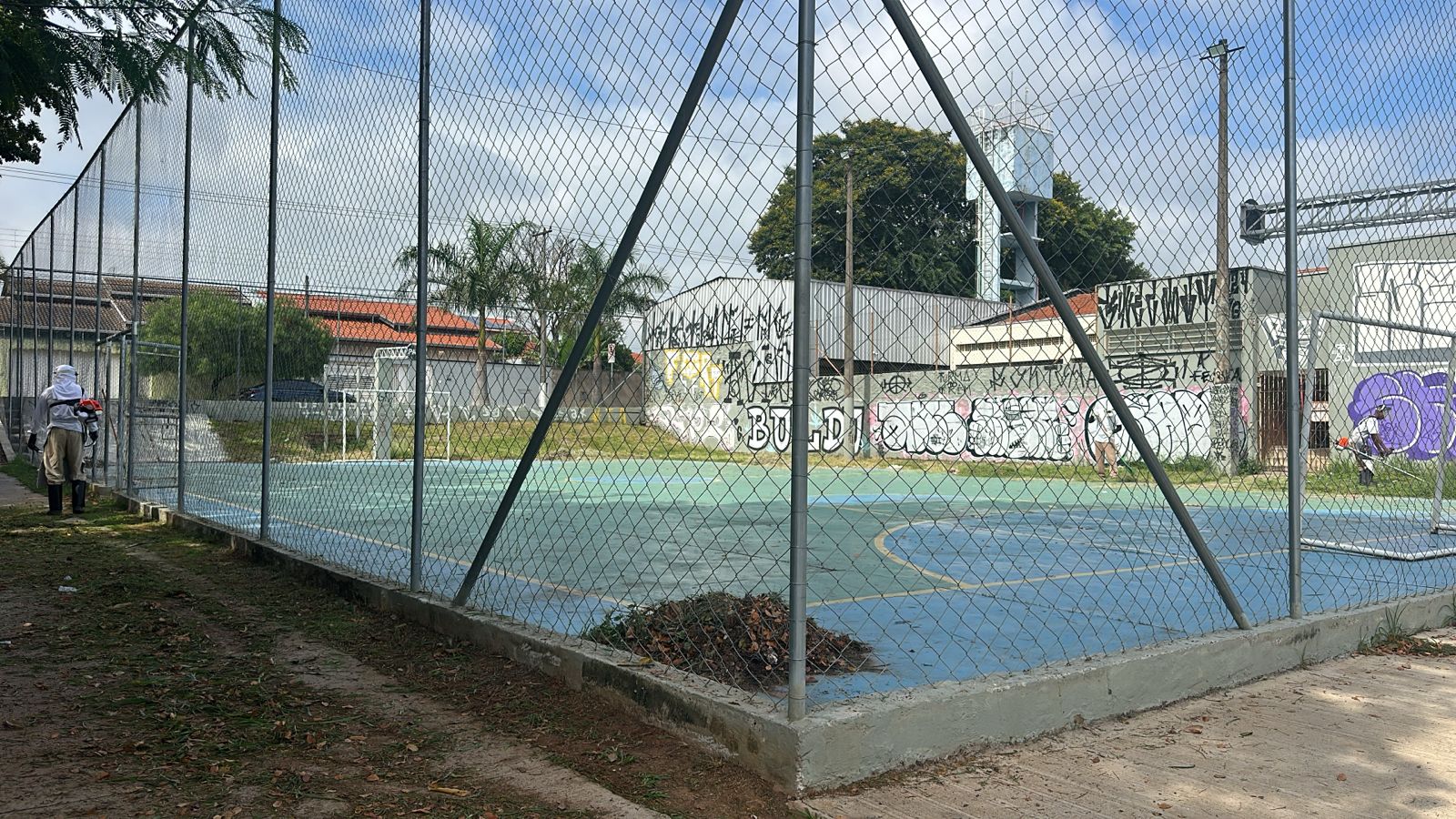 Manutenção de equipamento de lazer, como quadras poliesportivas, também integram a programação da Secretaria de Serviços Públicos