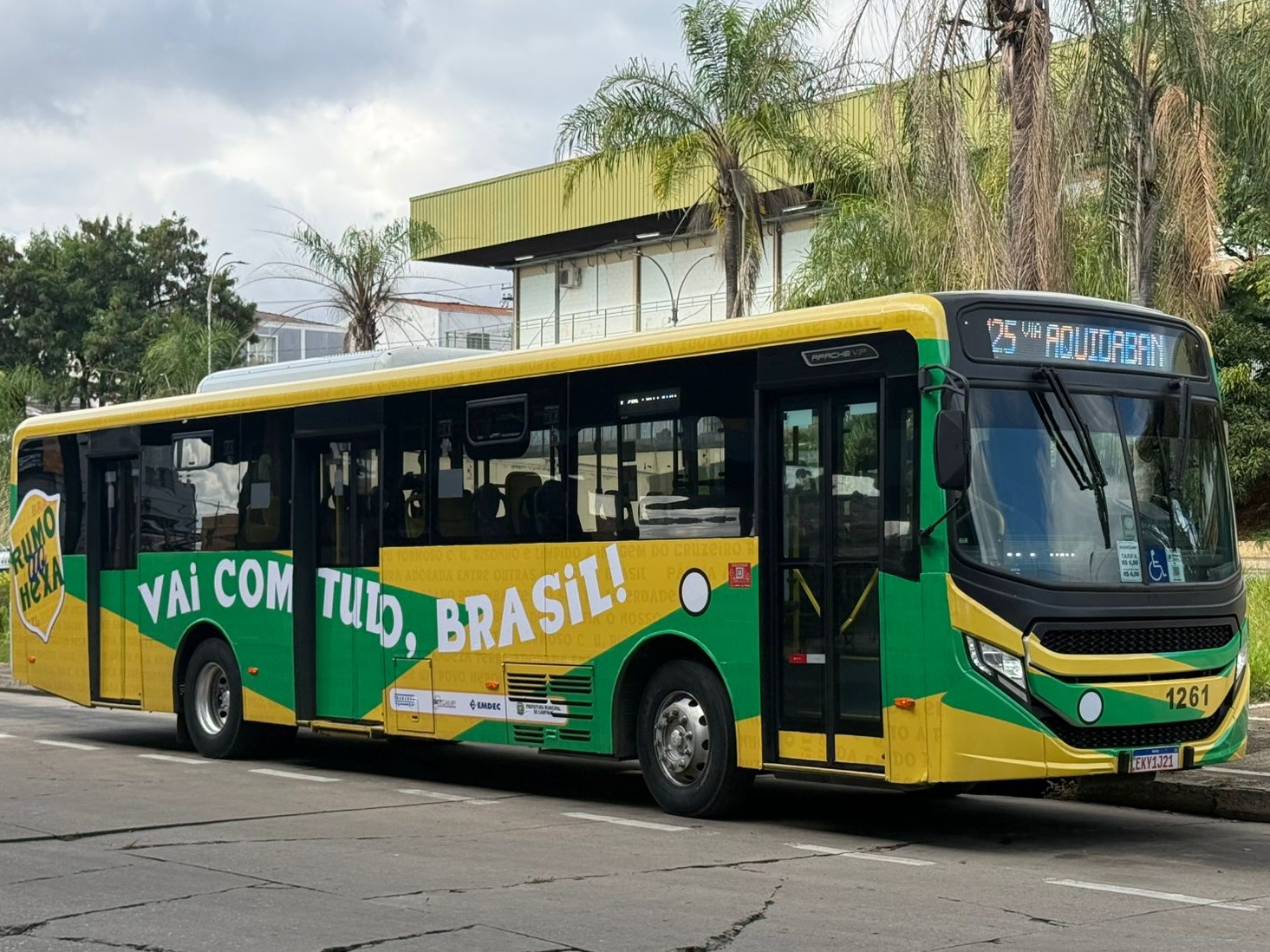 Com identidade alusiva à Seleção e à torcida pelo Hexa, ônibus temáticos conectam usuários à Arena do Torcedor