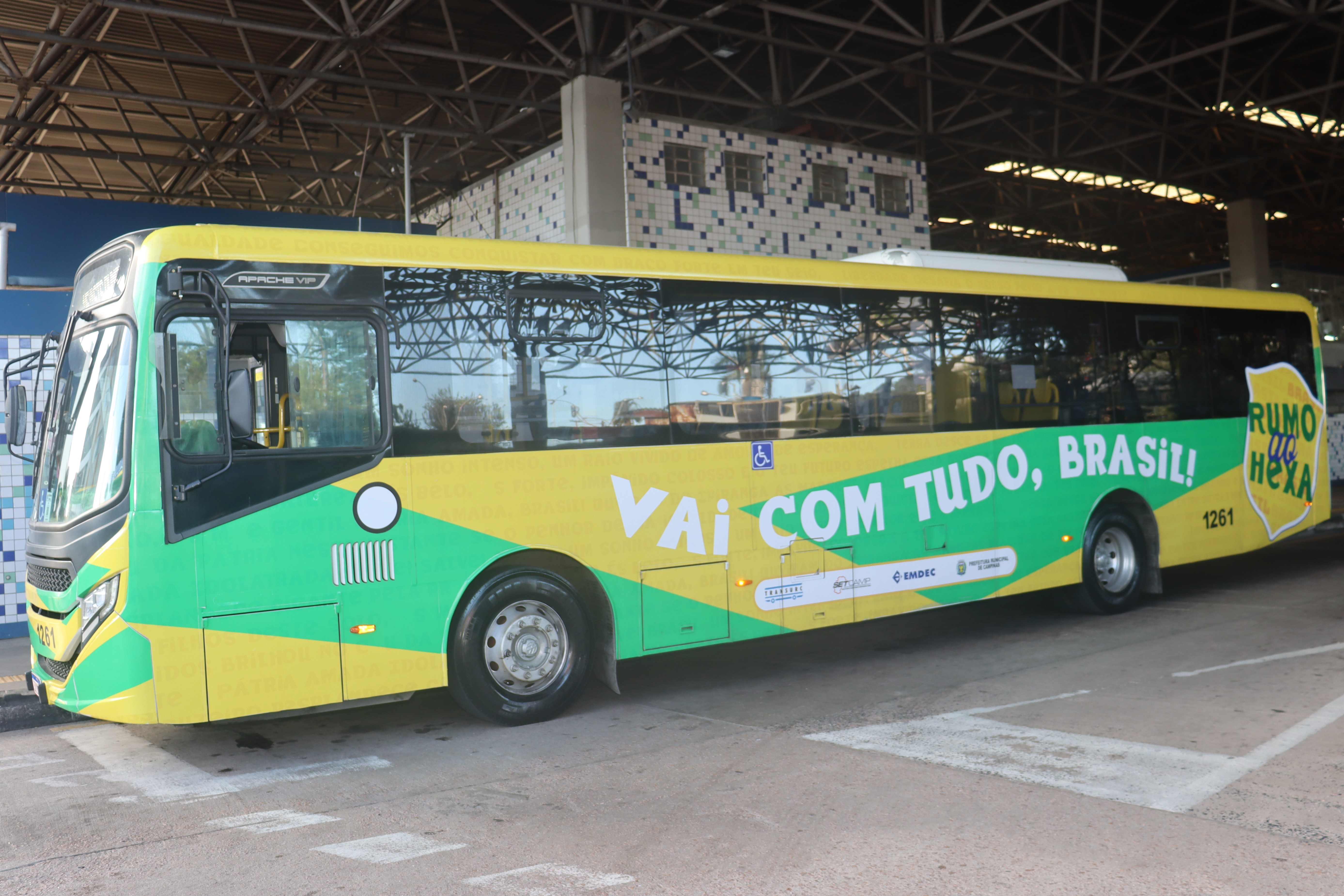 Ônibus temáticos da linha especial 901 circulam entre o Terminal Central e a Praça Arautos da Paz