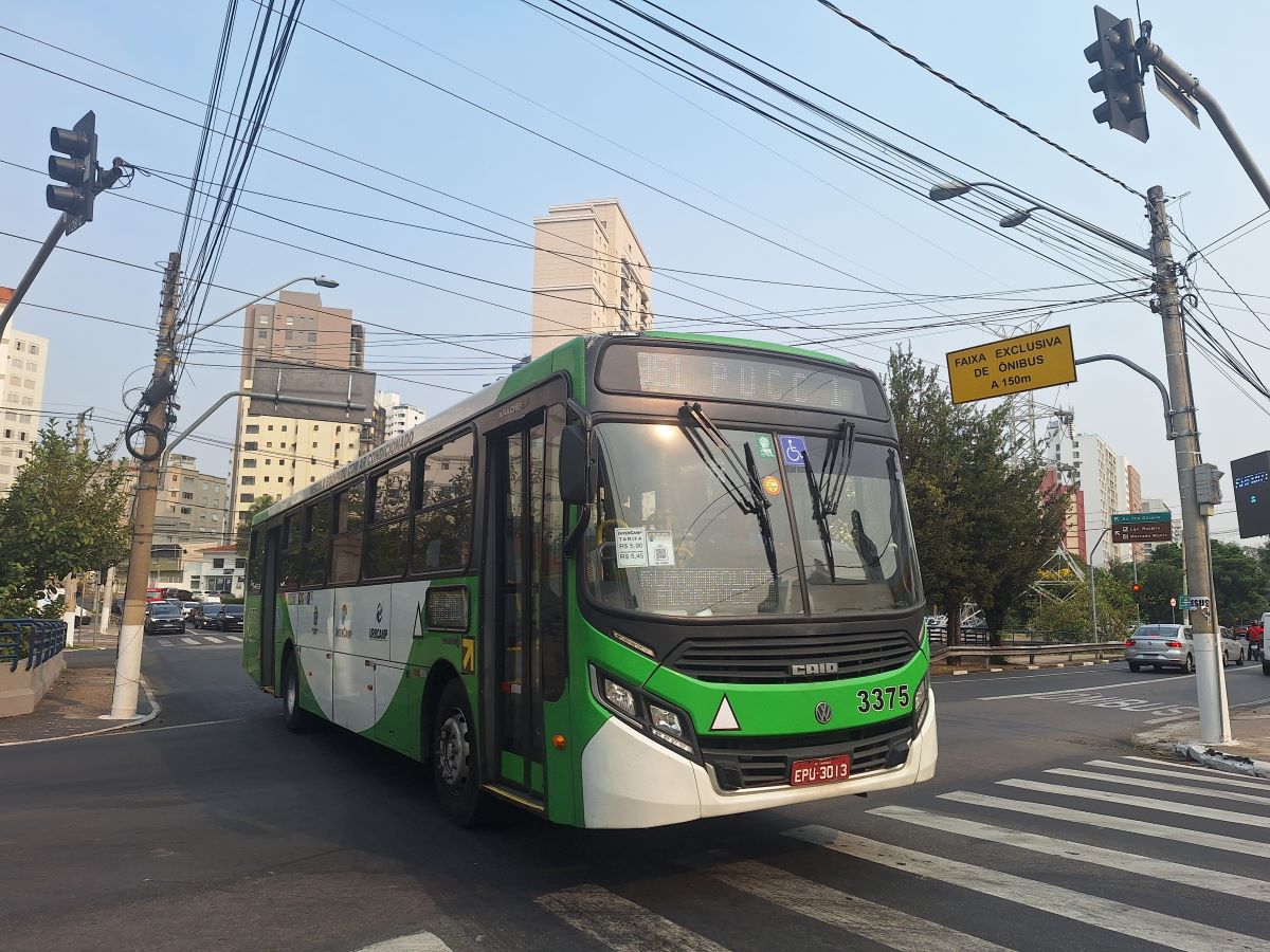 Cartazes foram afixados nos ônibus que atendem as linhas, informando sobre a alteração de itinerário e com o mapa da nova dinâmica de circulação